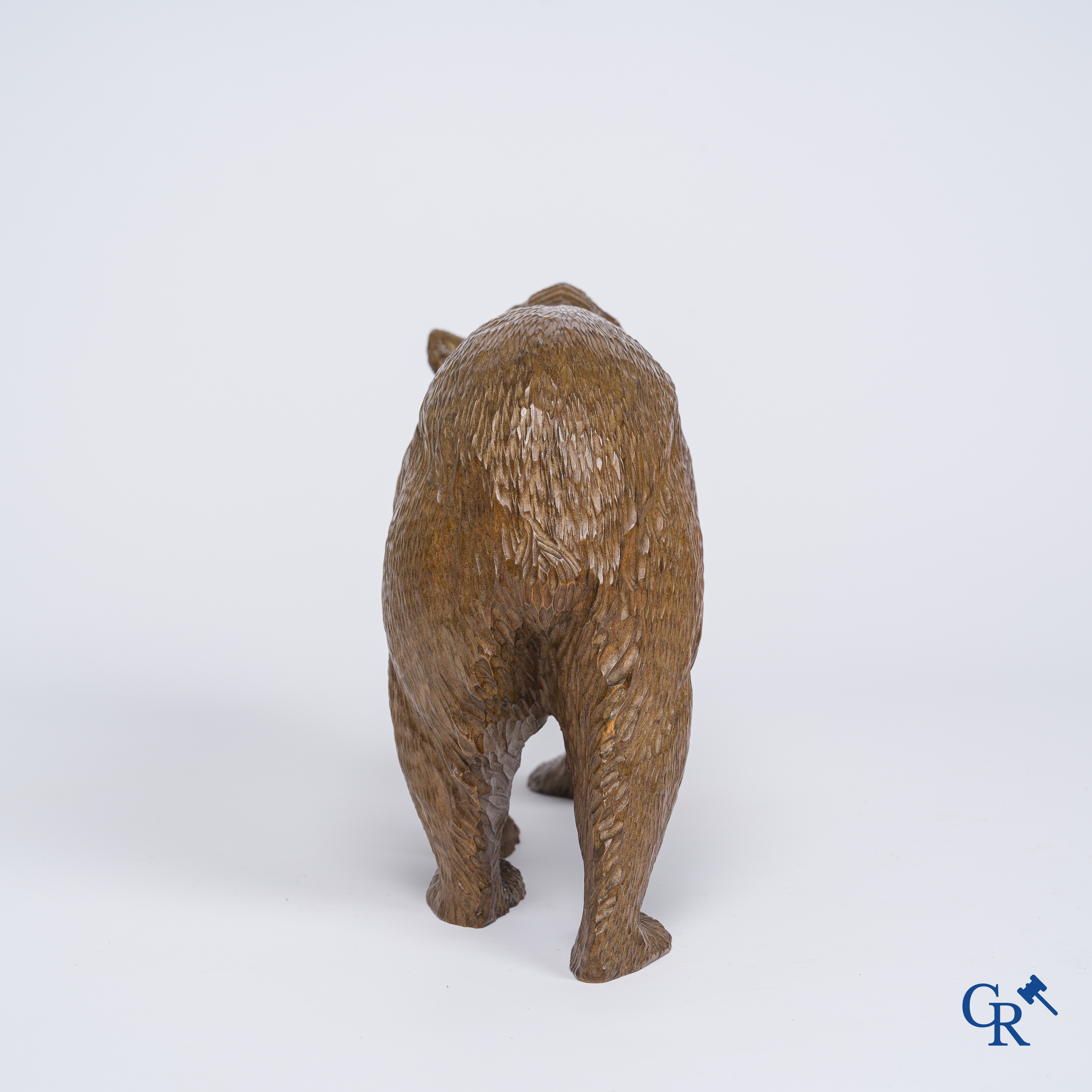 Forêt Noire. Un ours en bois sculpté. 