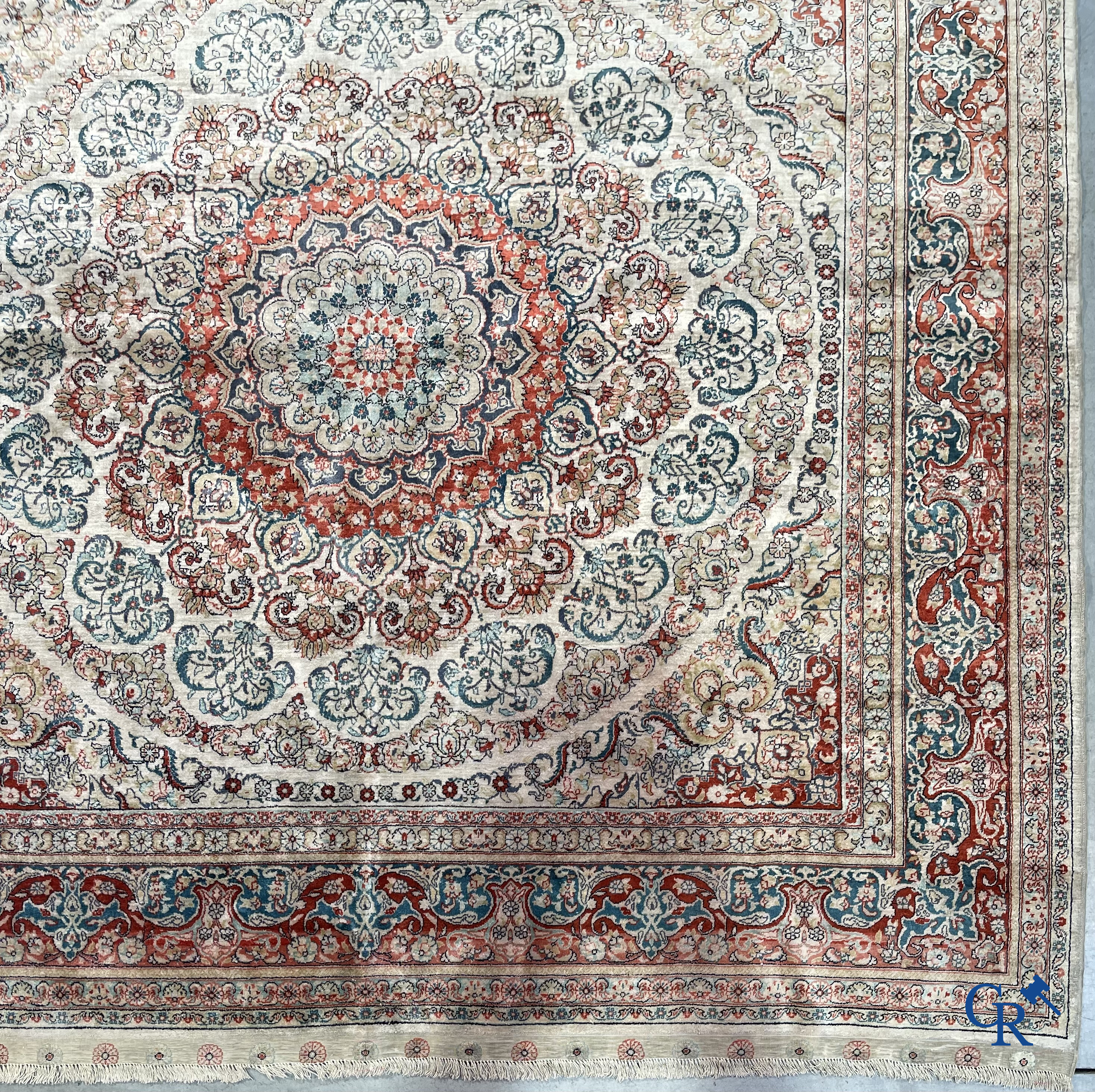 Tapis d'Orient: Hereke, un tapis d'orient en soie finement noué au décor floral.