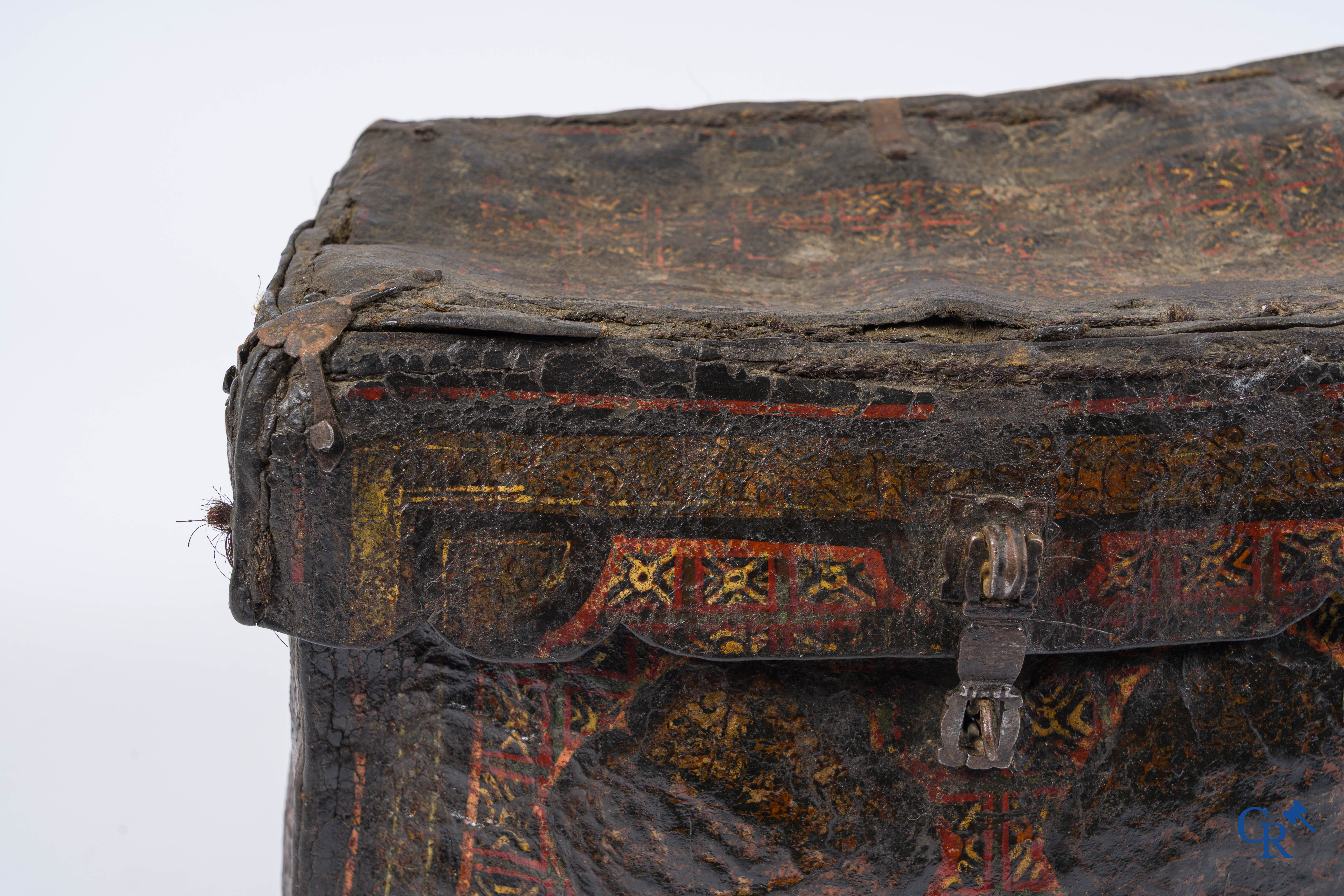 Antiek lederen geld of documenten koffer met origineel smeedijzer slotwerk.