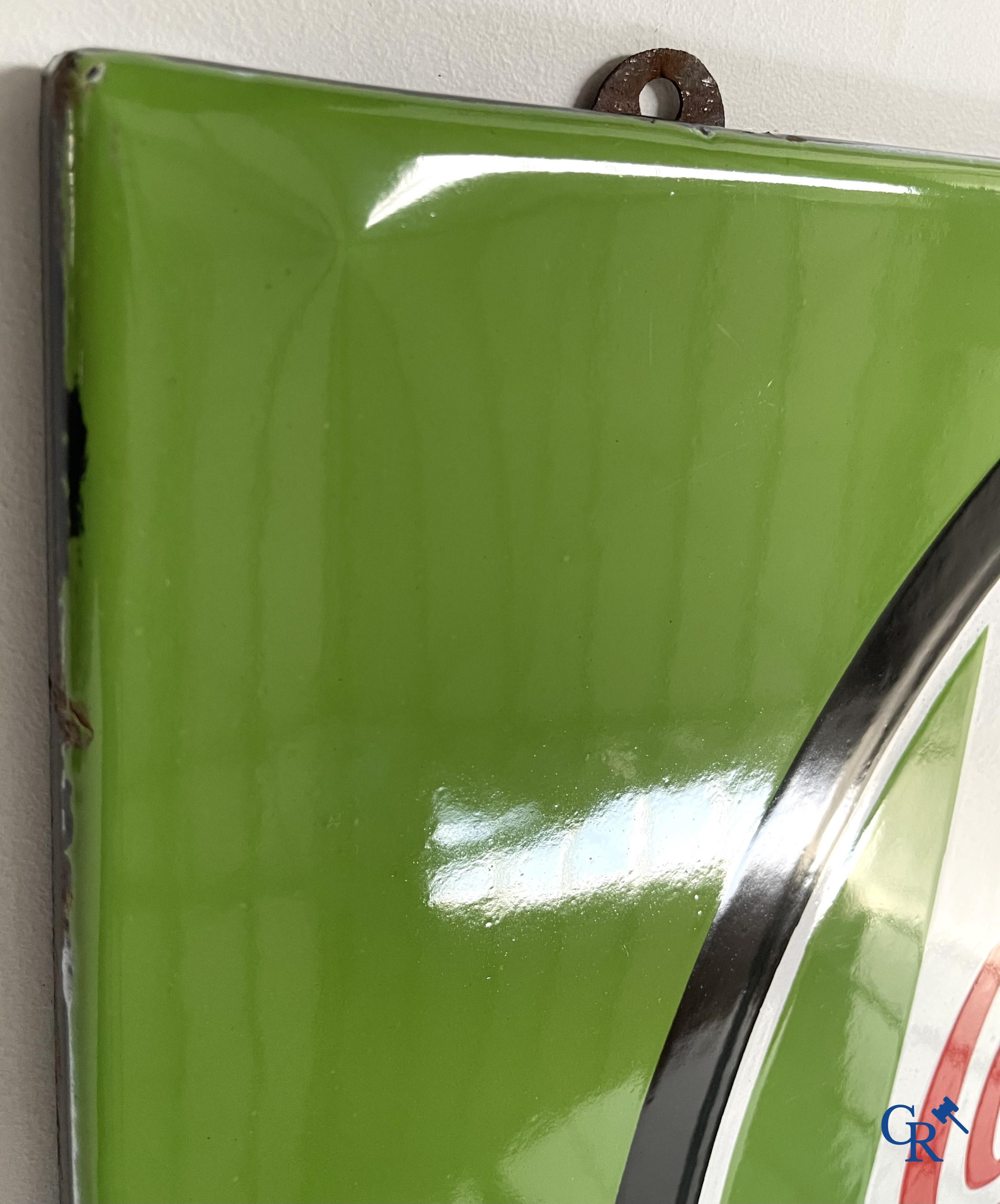 Castrol Motor Oil, emaille reclamebord voor Castrol motor olie. Zeldzame versie met 2 zwart omcirkelde logo's. 1948.