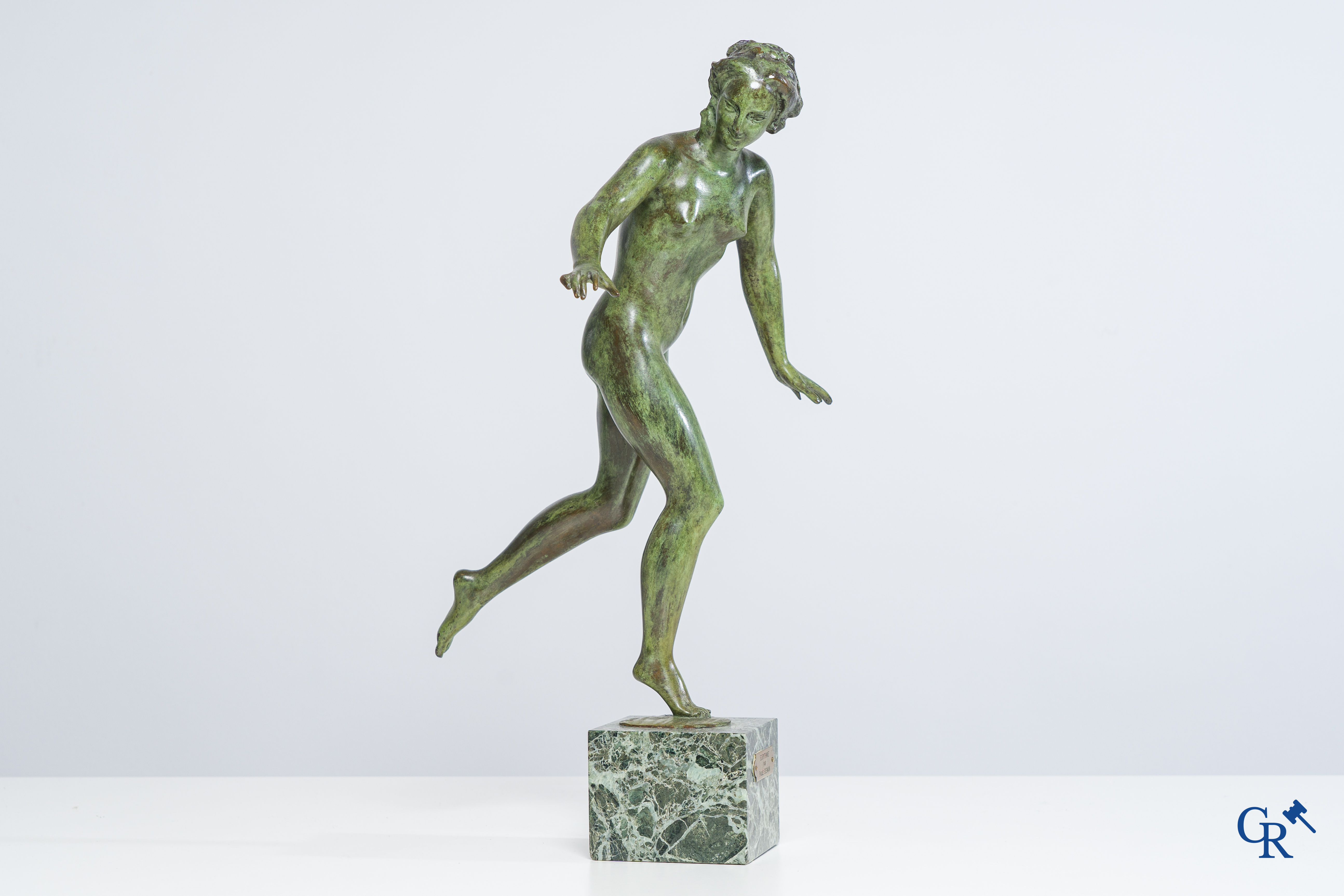 Paule Bisman (1897-1973)(*): Eurythmie, Sculptuur in groen gepatineerde brons.