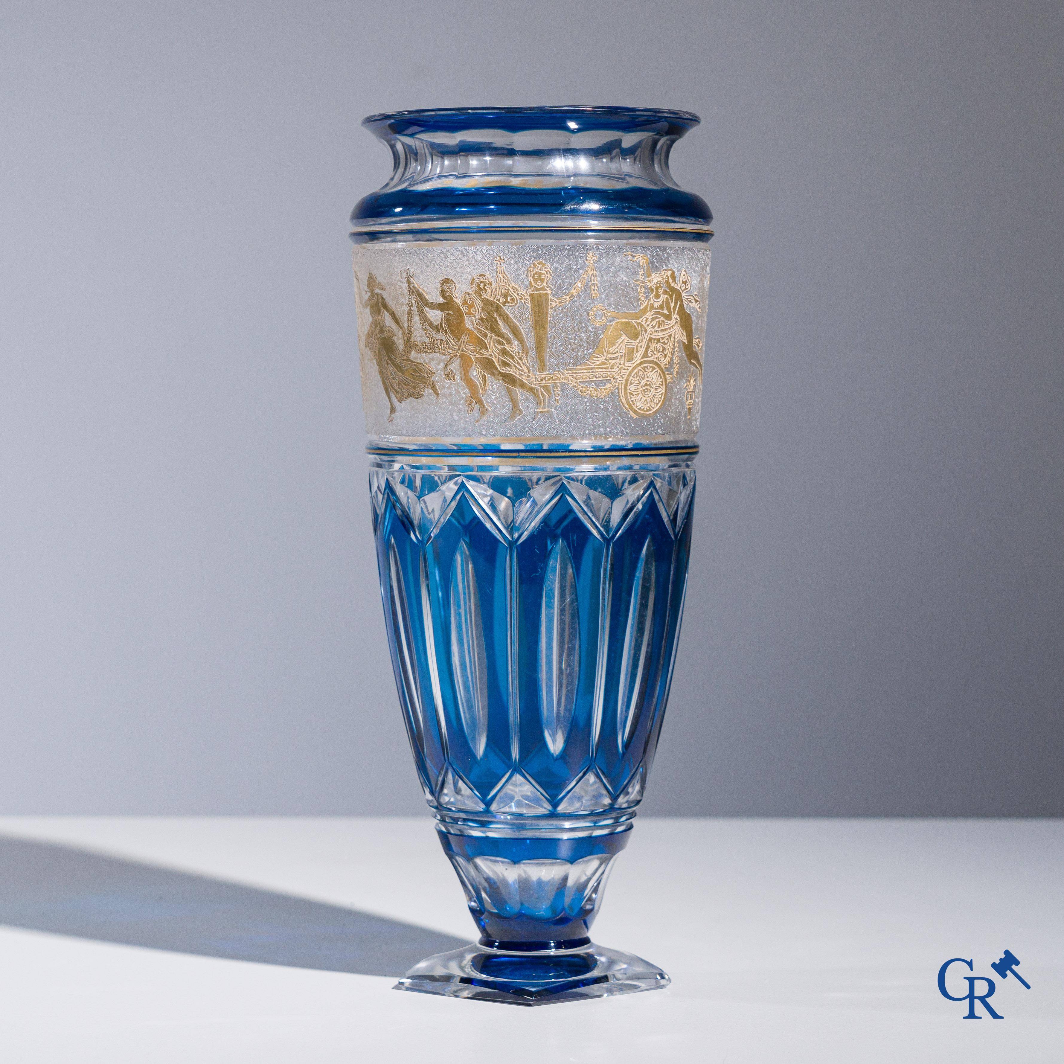 Val Saint Lambert: Léon Ledrut: Vase en cristal avec motif  "Danse de flore" sur fond bleu.