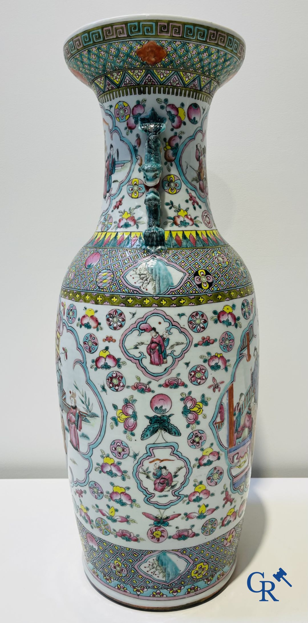 Art Asiatique: Porcelaine chinoise, une paire de vases  famille rose avec des scènes de cour. XIXe siècle.