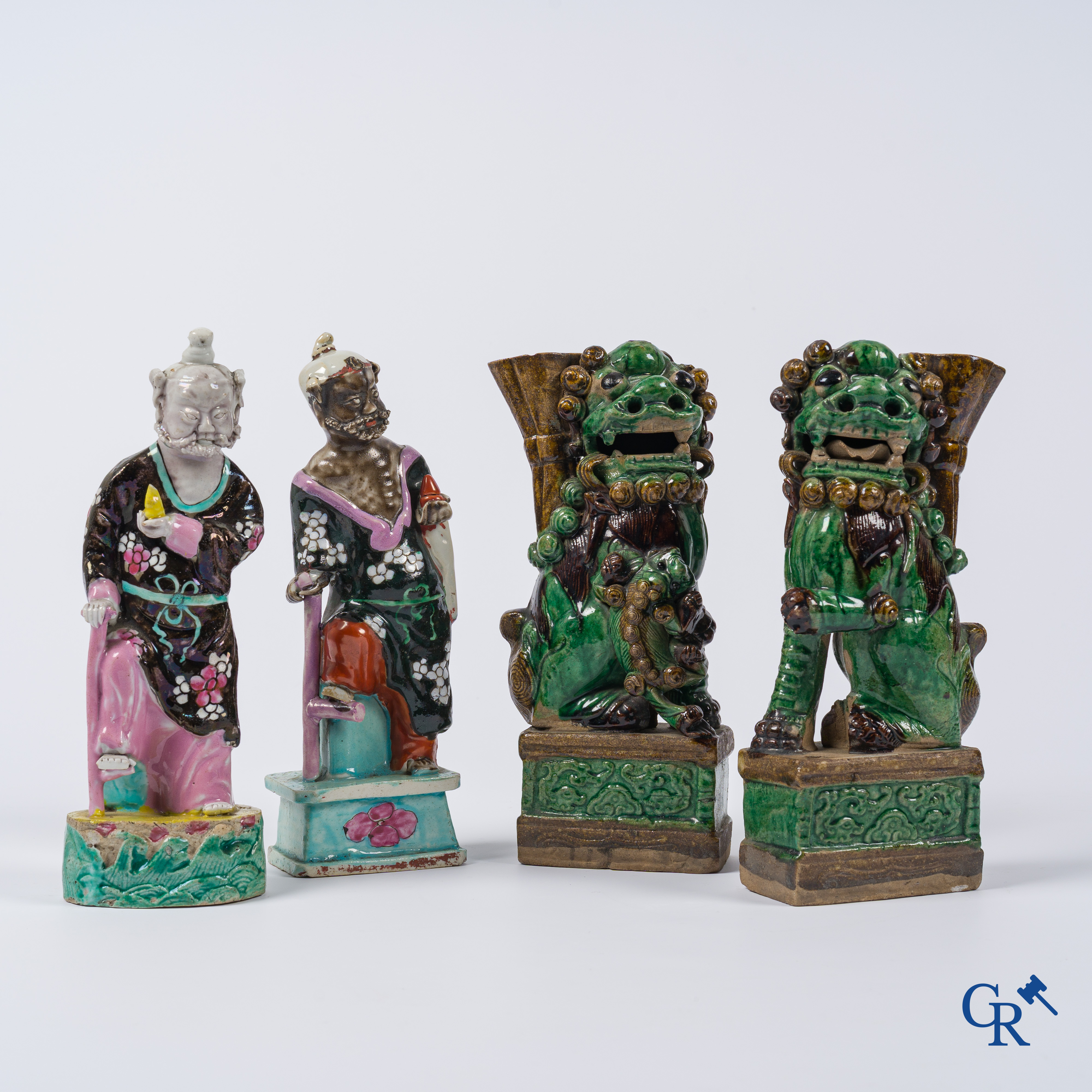 Aziatica, Een kavel met 2 Chinese porselein famille rose figuren en een paar boeddhistische leeuwen. 18e-19e eeuw.