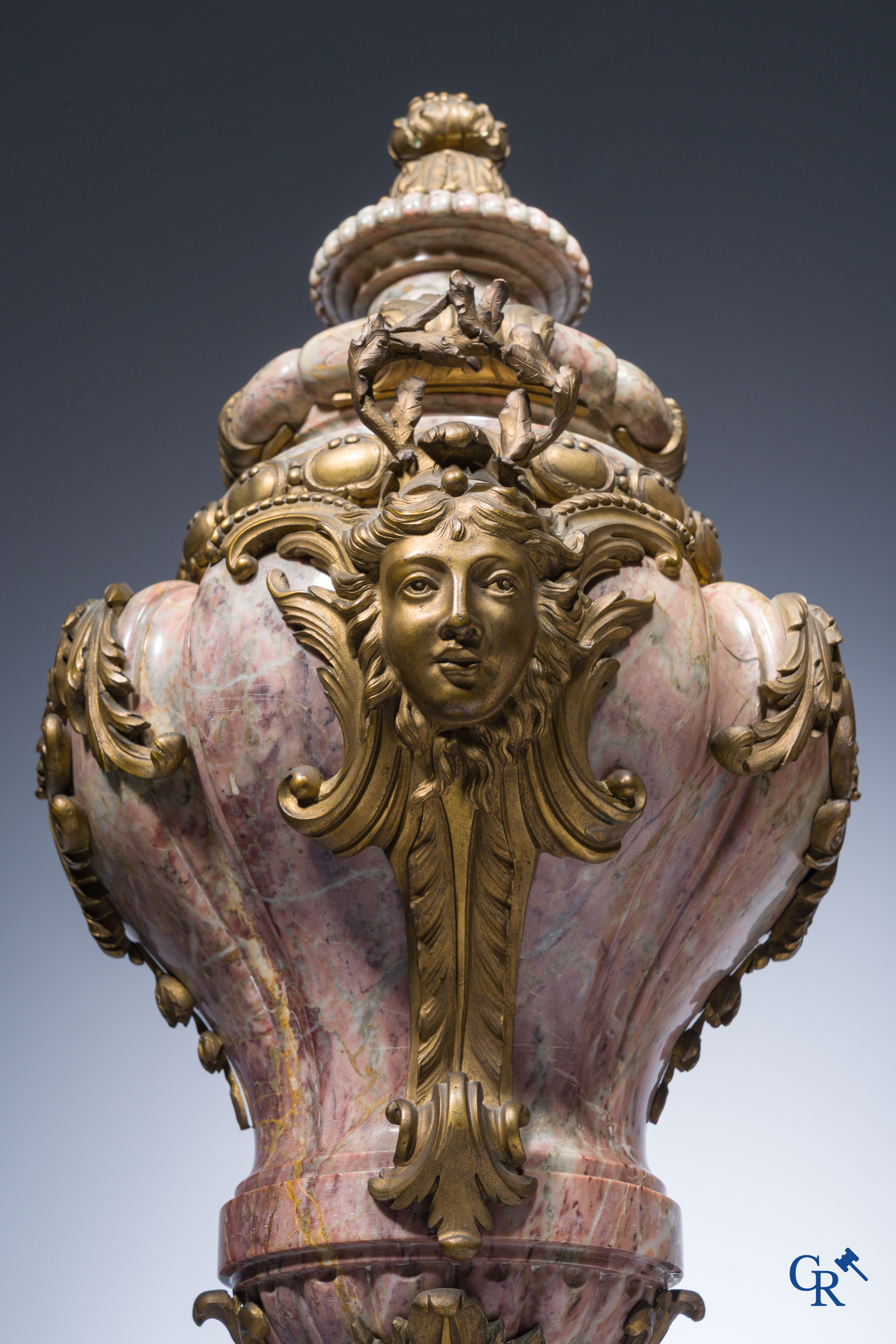 Uitzonderlijk paar cassolettes in fijn gesculpteerde marmer met bronzen monturen. LXVI-Stijl.