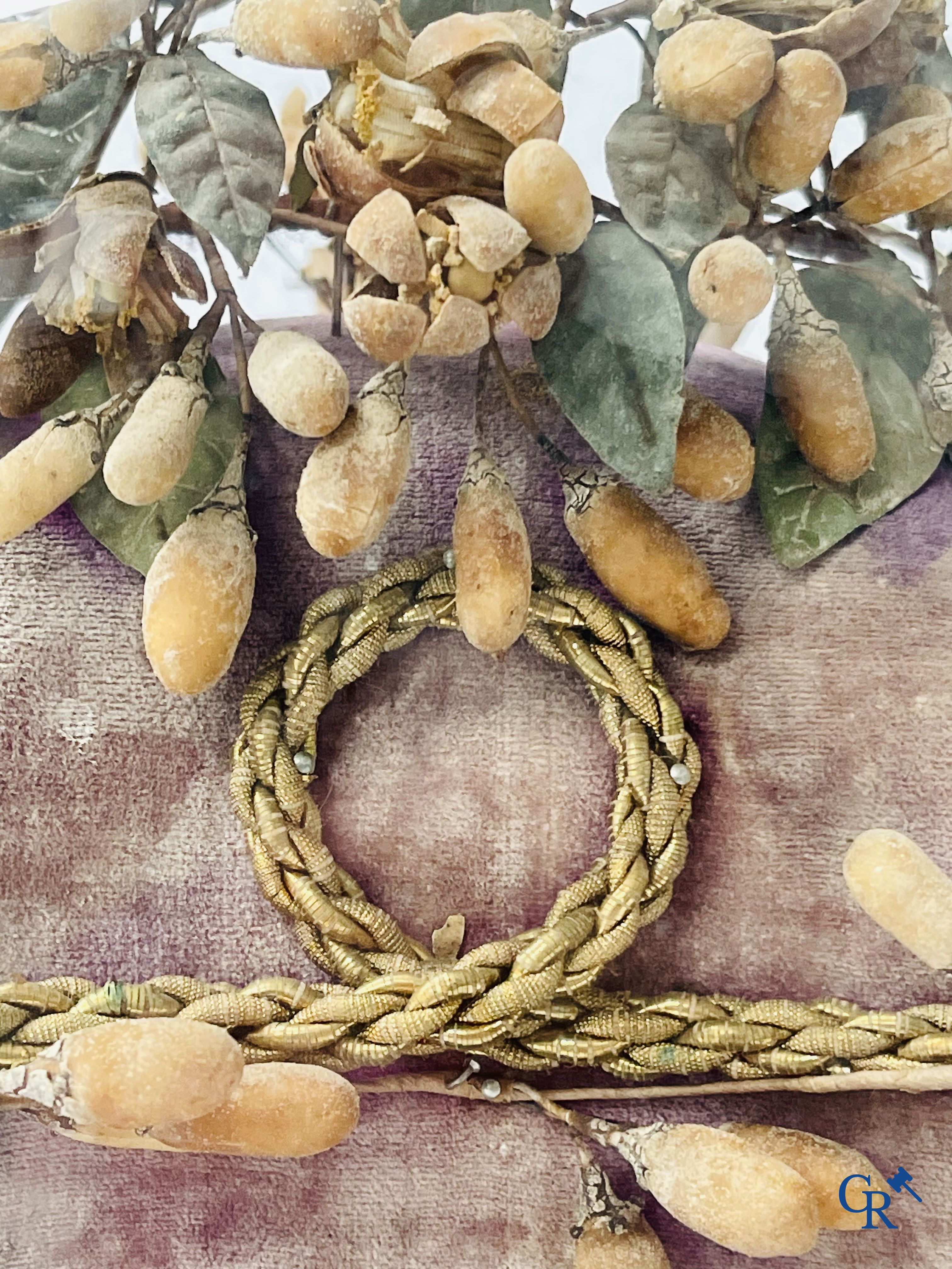 2 globes en verre avec un bouquet de mariée sur un coussin avec un pied en métal doré et un pied en porcelaine de Paris.