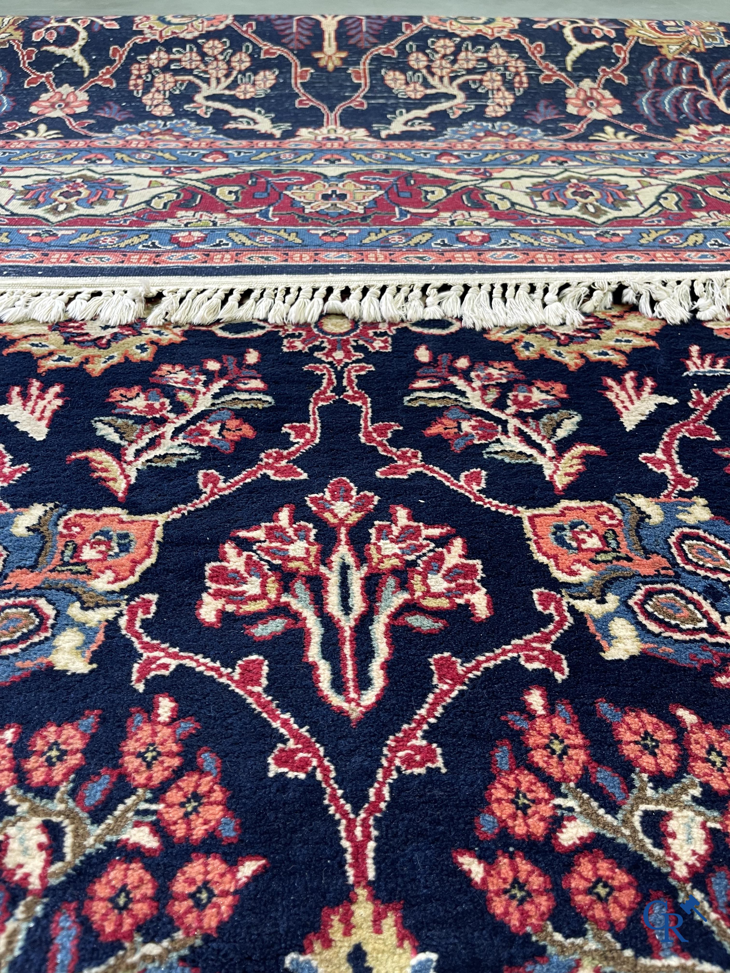 Tapis d'Orient. Iran. Grand tapis persan noué à la main avec un décor floral.