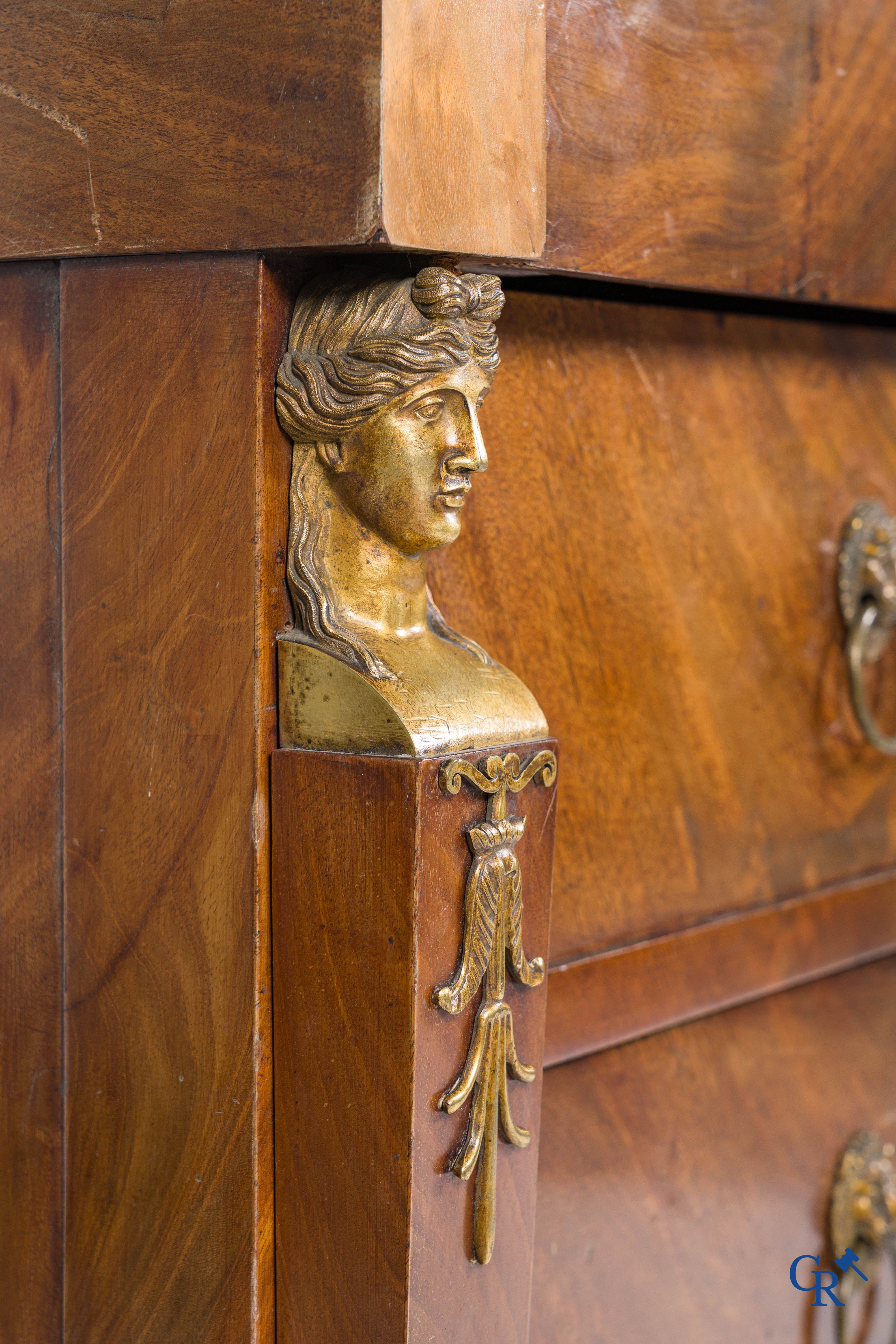 Chapuis, een commode in mahoniehout met fijn geciseleerde bronzen, zogenaamd Retour d'Egypte. Empire.