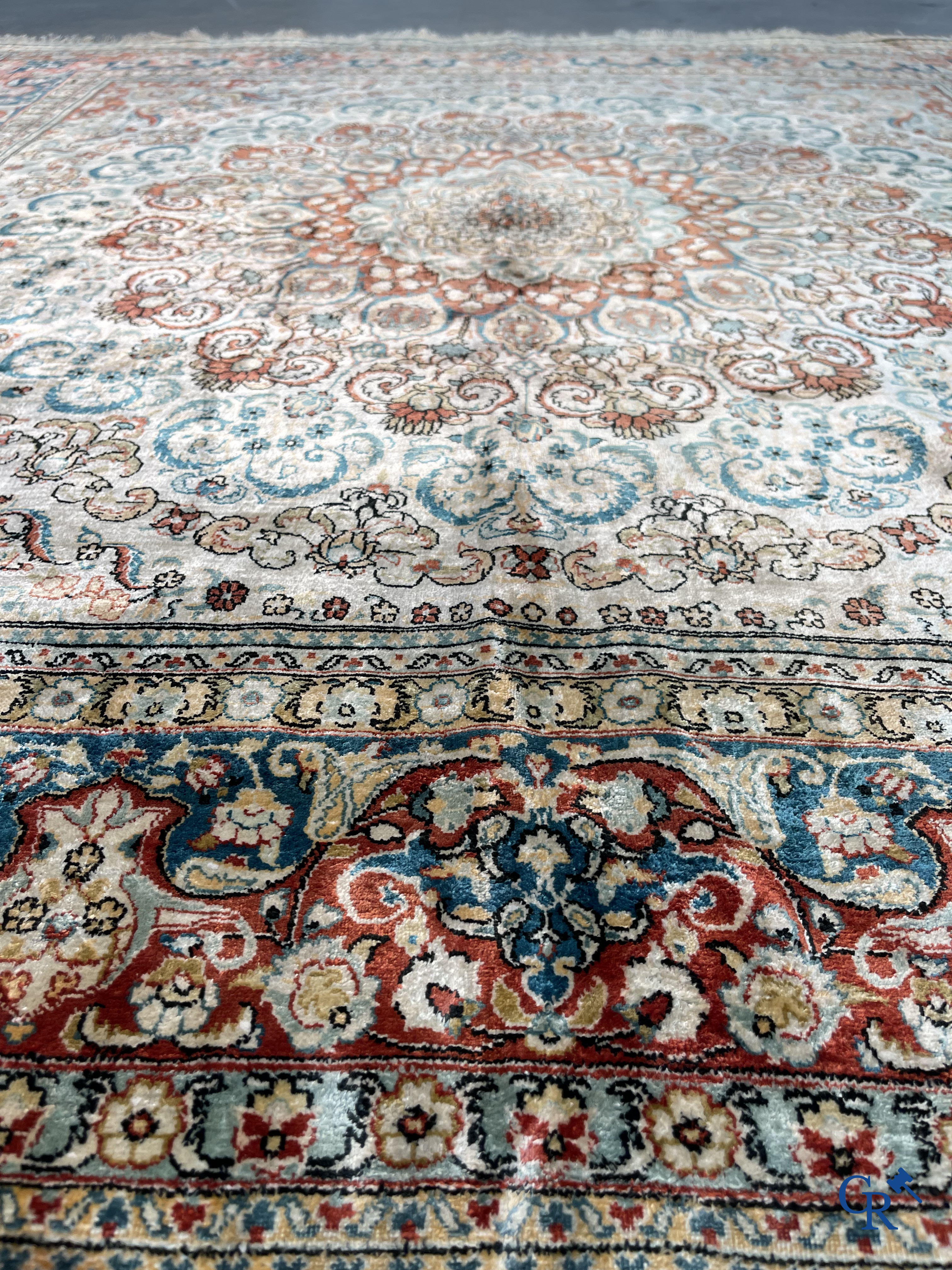 Tapis d'Orient: Hereke, un tapis en soie finement noué au décor floral.