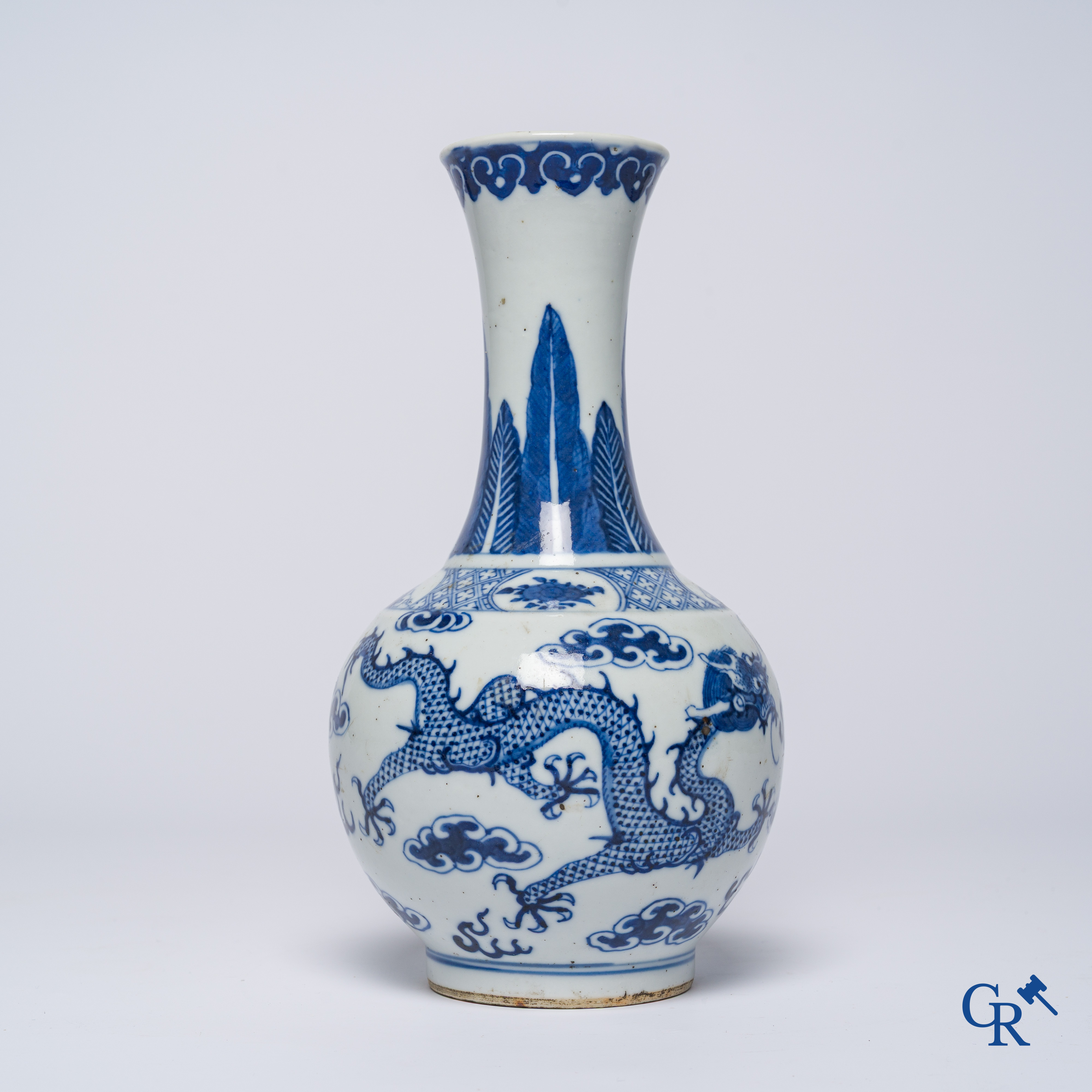 Aziatica, Chinees porselein. Een Chinese blauw-wit vaas met drakendecor. 18e-19e eeuw.