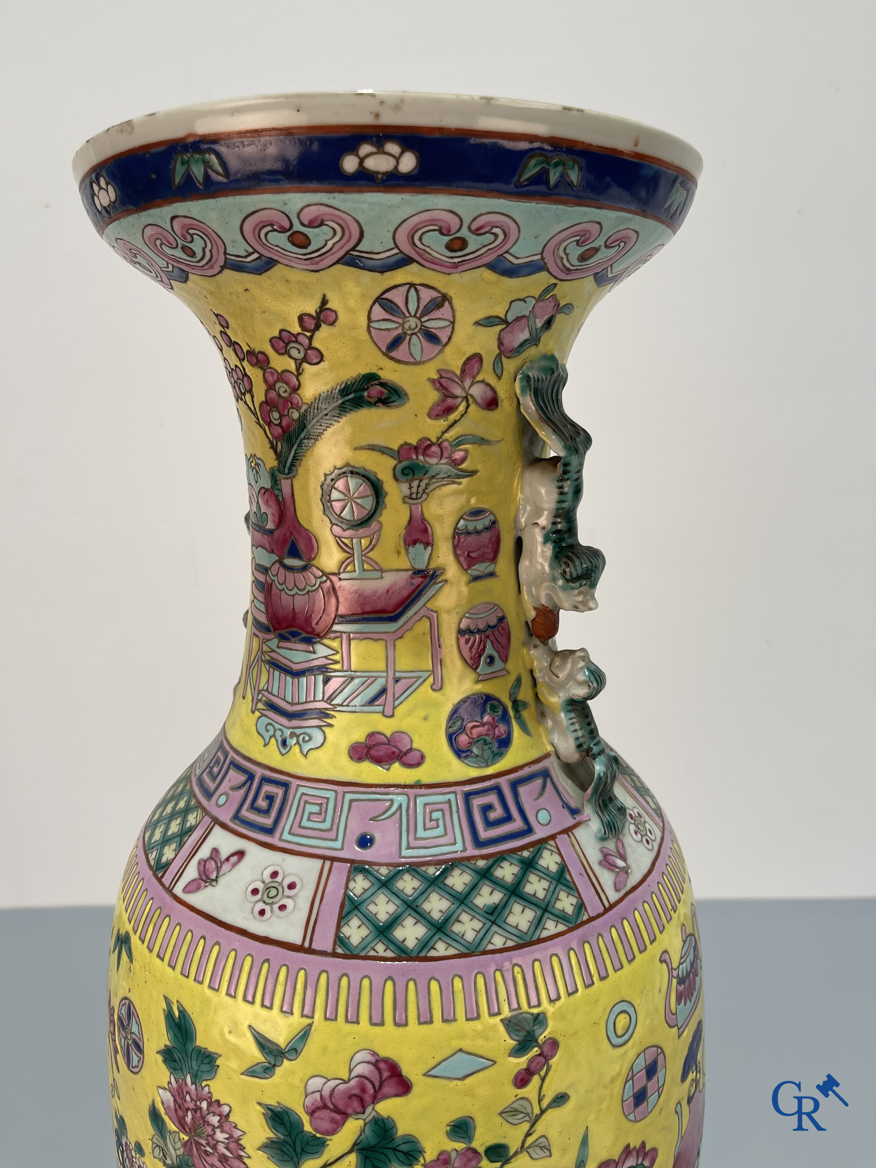 Porcelaine asiatique, un grand vase Chinois famille jaune et rose au décor d'antiquités. XIXe siècle.