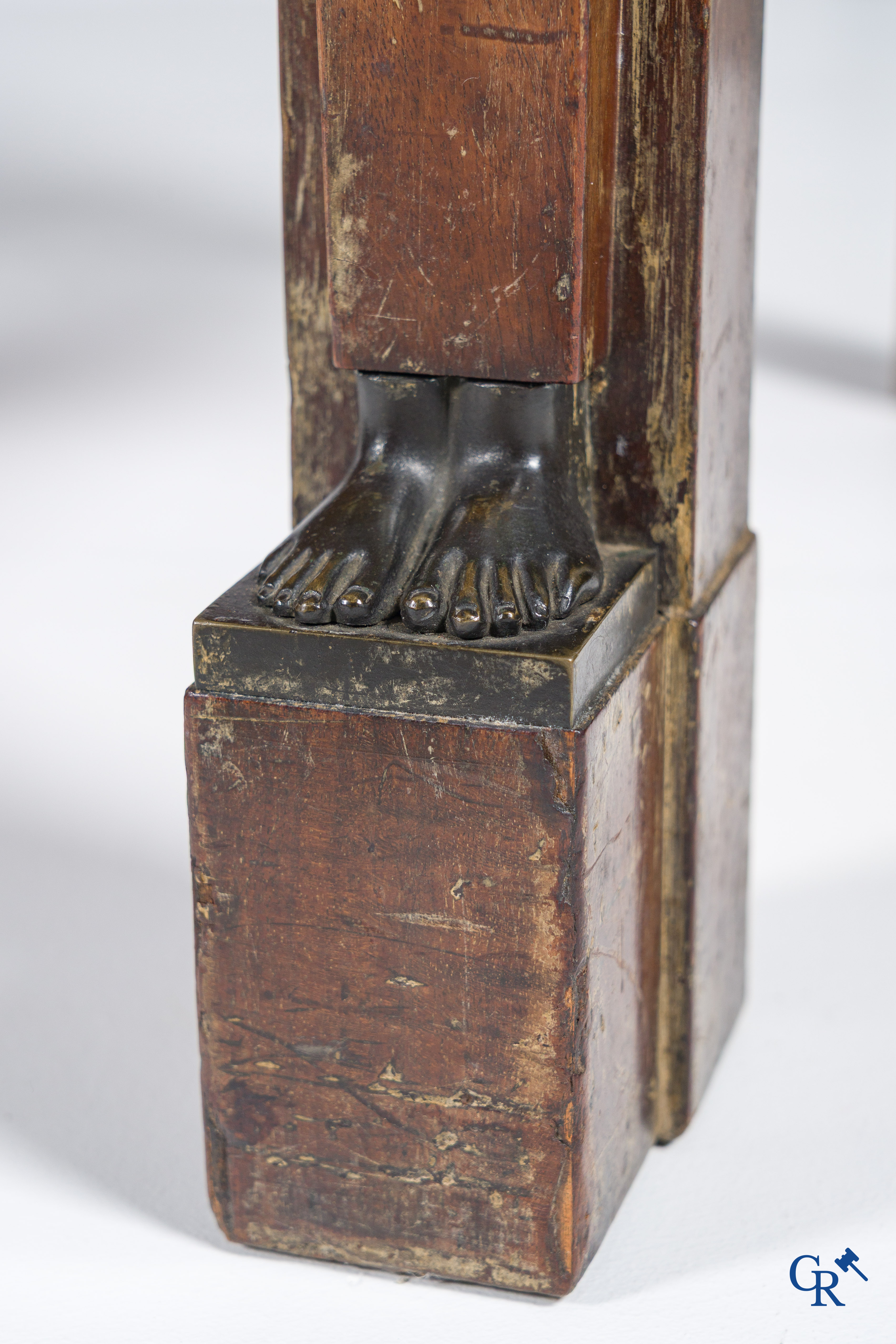 Chapuis, een mahonie houten herenkaptafel en dames toilettafel met geciseleerde bronzen. Empire, circa 1810.