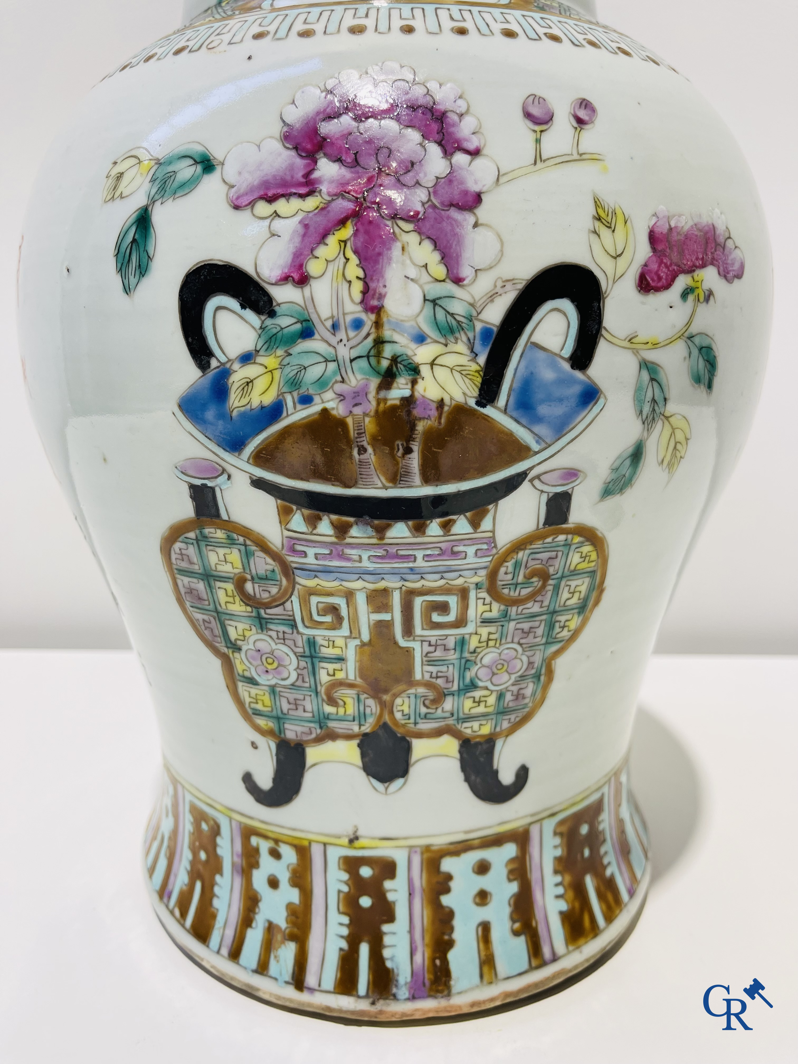 Chinese porcelain: A Chinese porcelain vase with phoenixes and blossoms and a potiche with mobilierendecor. 19th century.