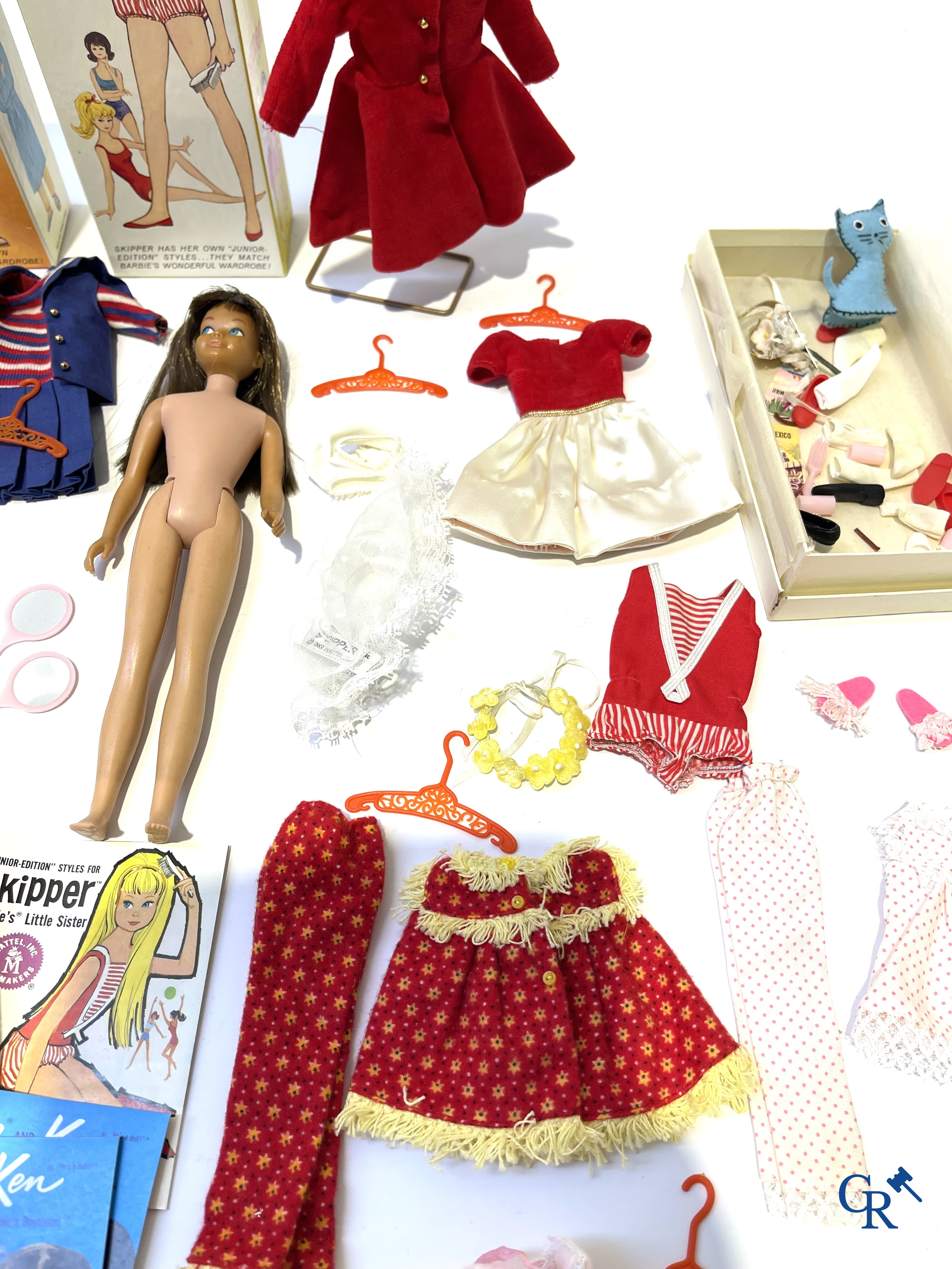 Vieux jouets. Mattel, un beau lot de poupées et attributs. Barbie, Ricky, Skipper, Ken, etc. Années 1960 et plus tard.