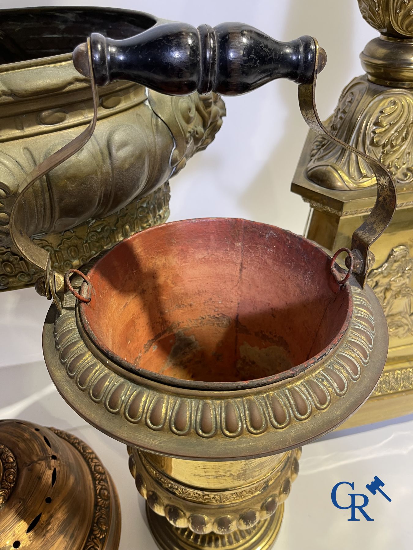 Lot d'objets religieux en bois et cuivre. XVIIIe - XIXe siècle. 4 chandeliers, une jardinière en cuivre, une cloche d'église et autres.