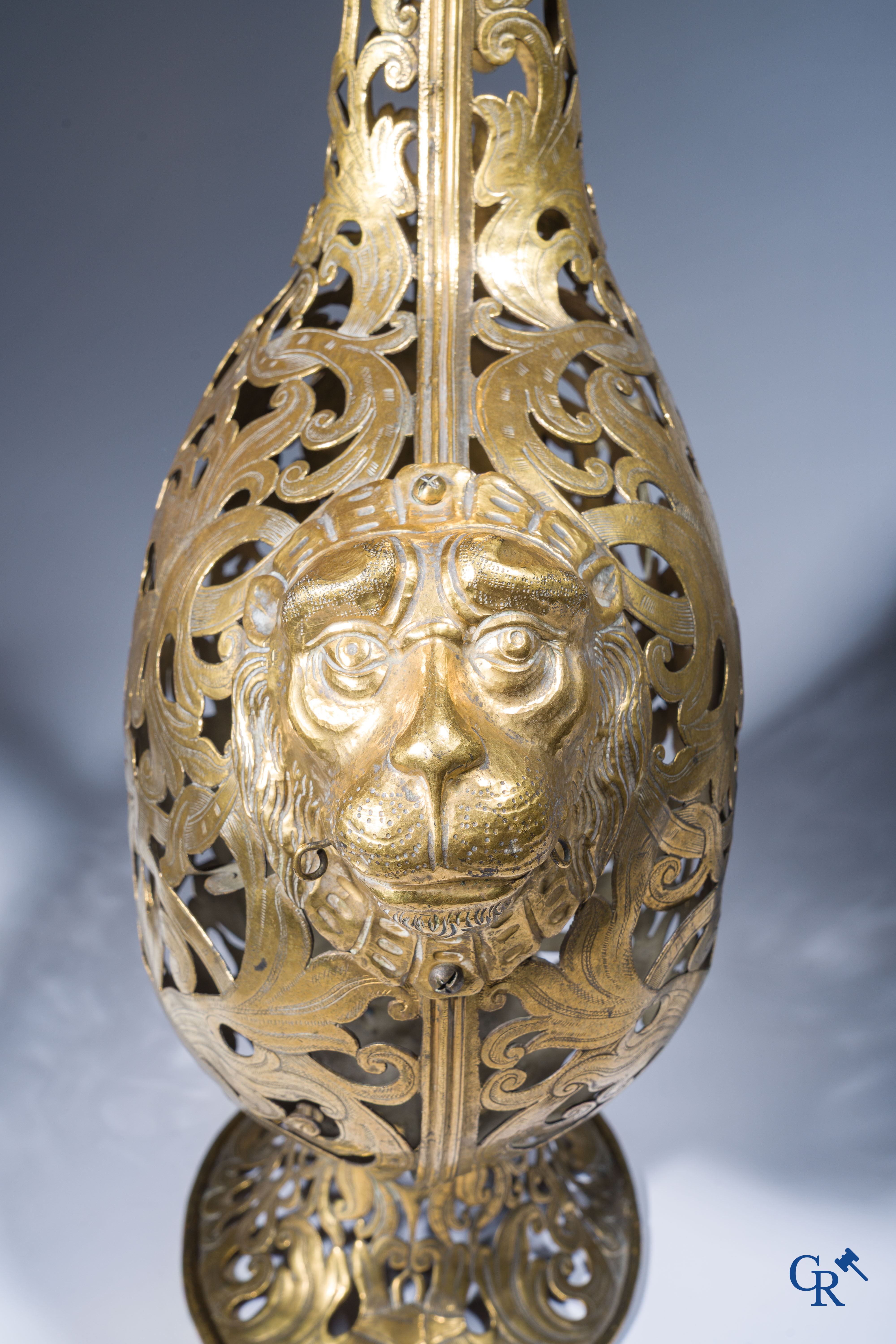 Een Venetiaanse pelgrimskalebas "Gourde de pelerin" in gegraveerd en verguld koper. Eind XVIe - Begin XVIIe eeuw.