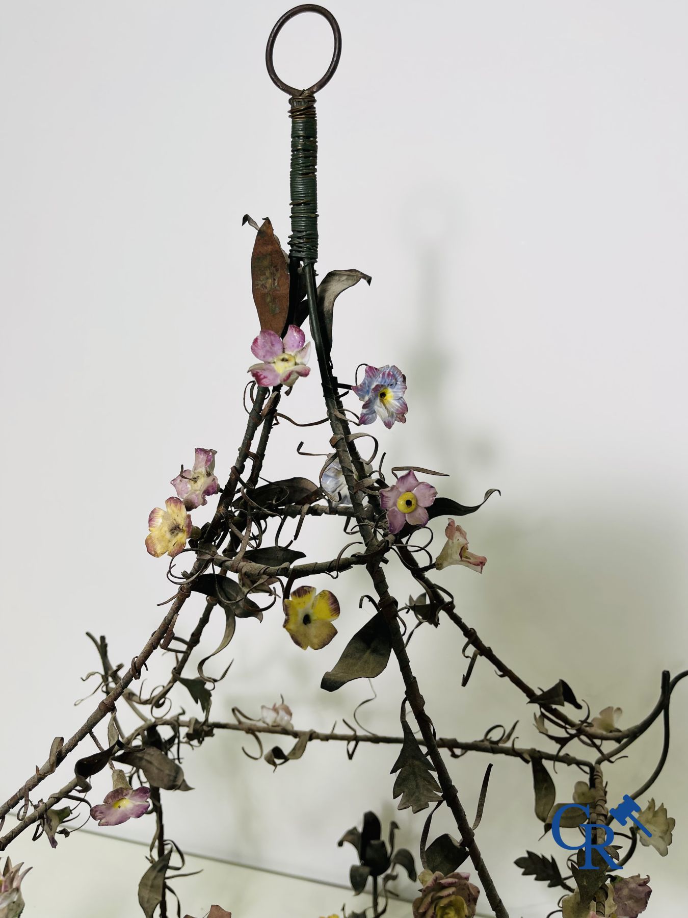 Lustre cage avec des fleurs et un oiseau en porcelaine polychrome dans le gout de Meissen ou Sèvres. XIXe siècle.