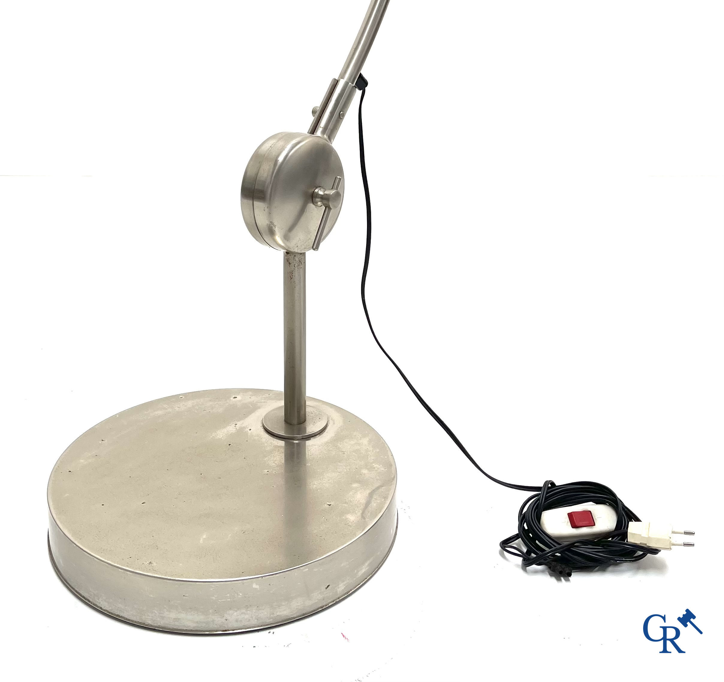 Design, une lampe à arc des années '60 en aluminium et métal.