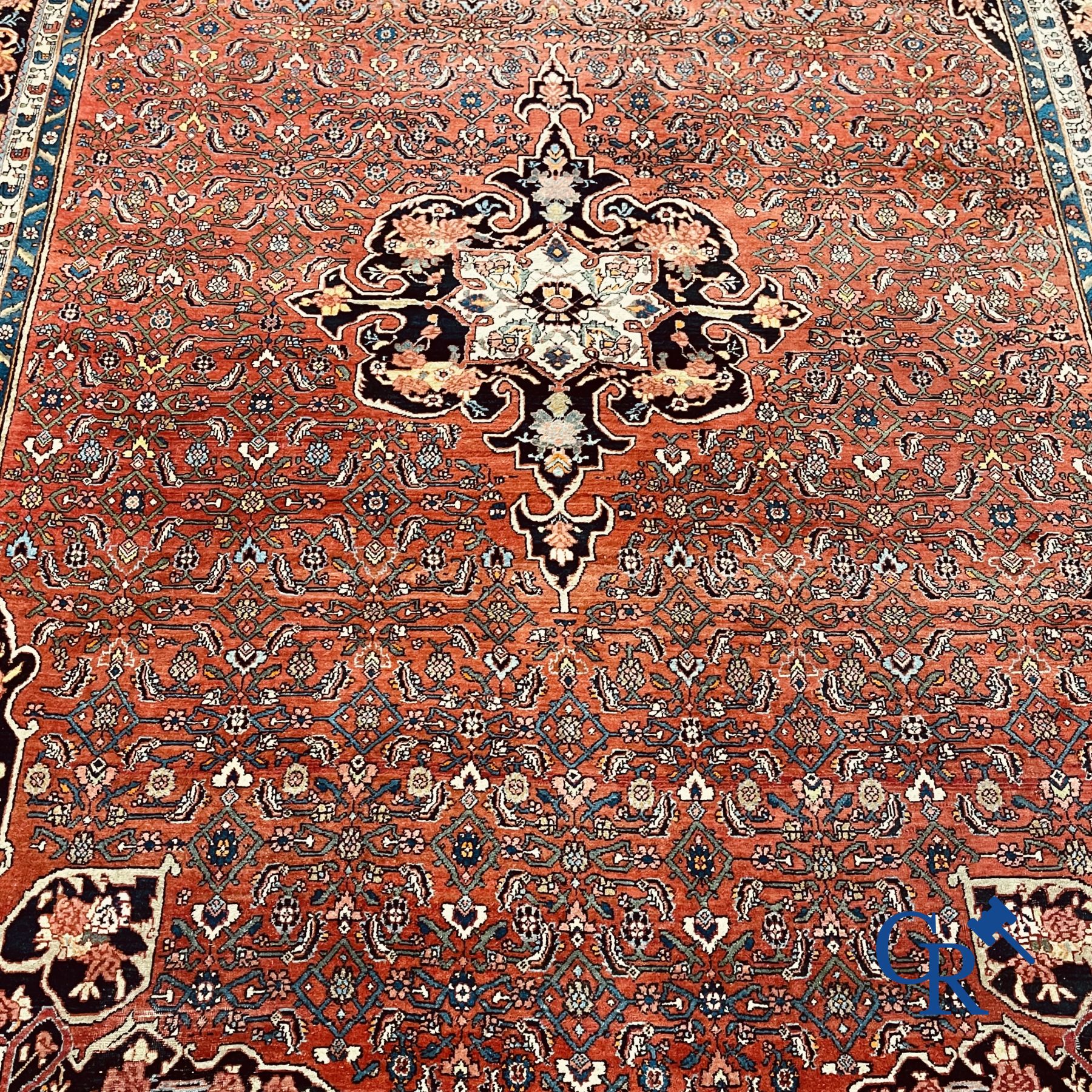 Tapis persan : Iran. Grand tapis Heriz.