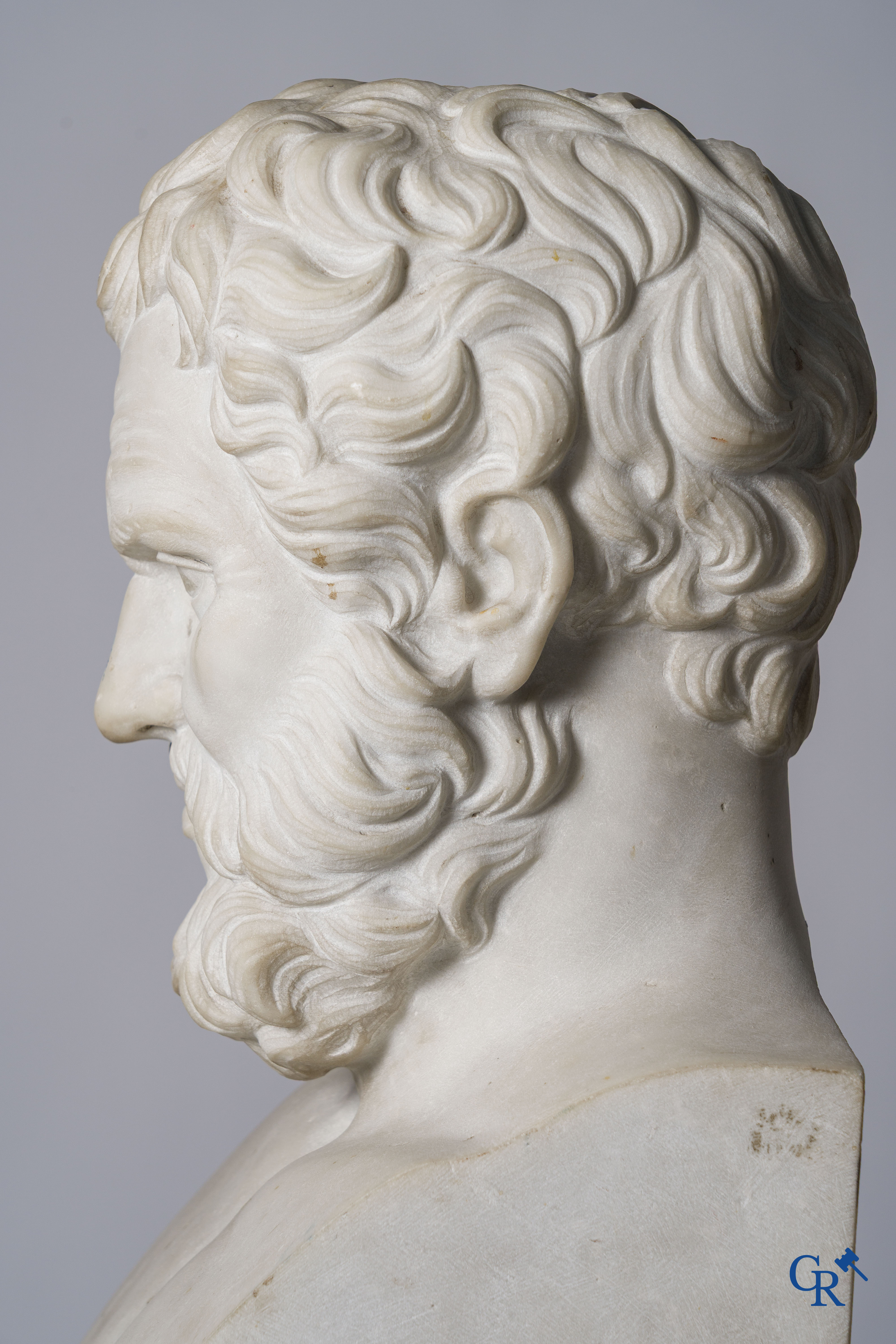 2 imposante bustes in witte marmer van de Griekse filosoof Socrates en de Griekse wijze Bias van Priëne. 18e-19e eeuw.