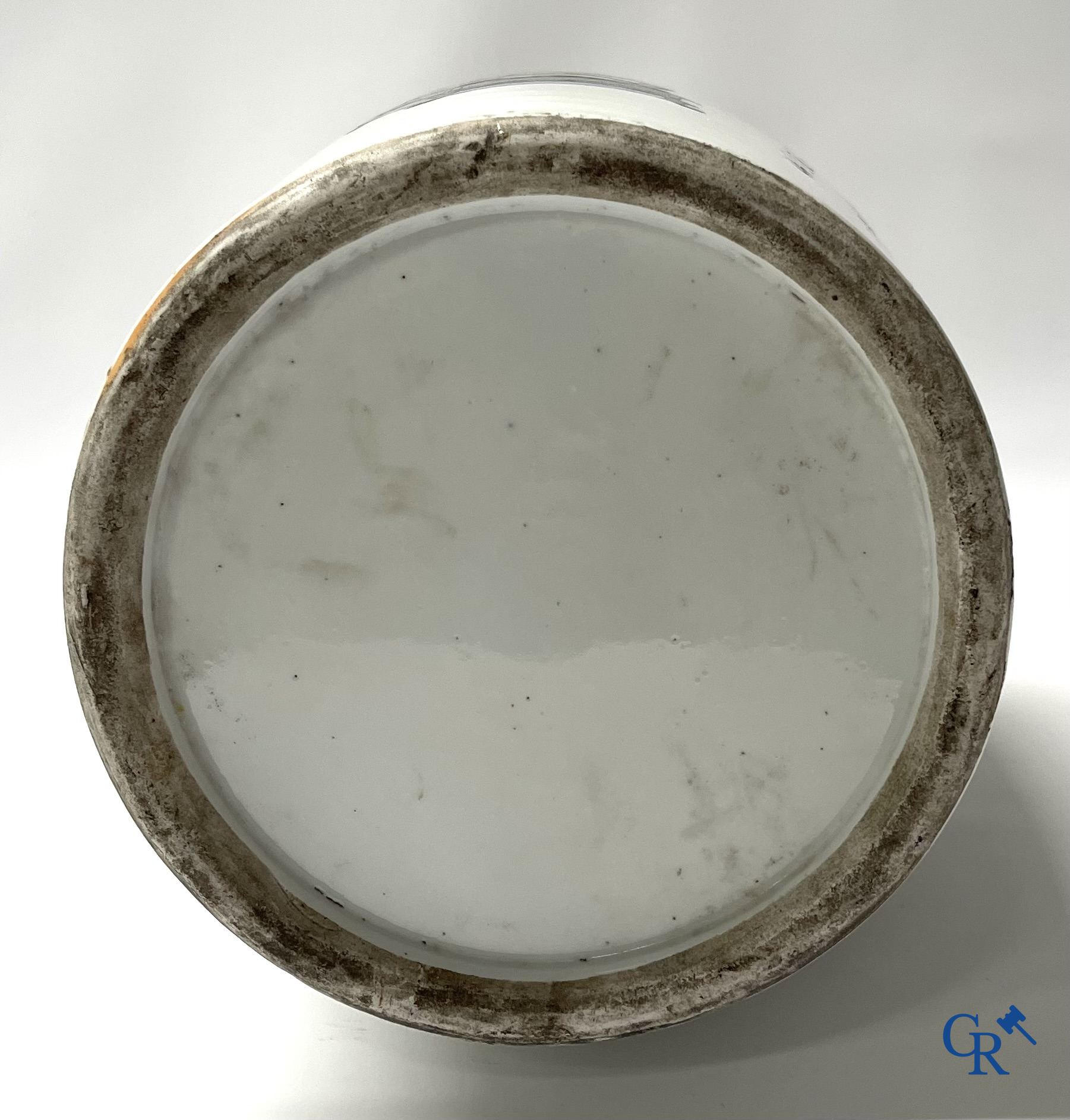 Aziatica, 2 Chinese famille rose vazen gedecoreerd met antiquiteiten en een kalligrafische tekst. 19e eeuw.