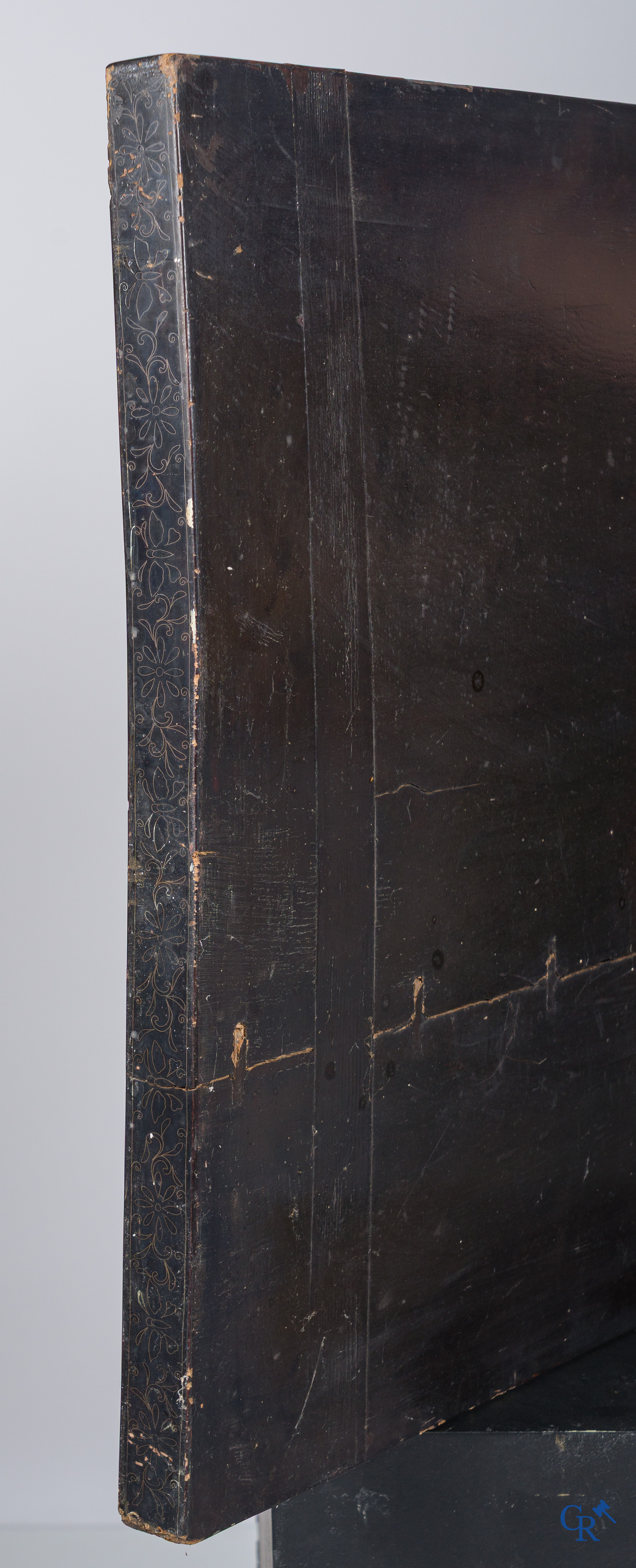 Aziatica, een groot houten paneel met lakwerk en inlegwerk. Bloemen en vlinder decor. 19e eeuw.