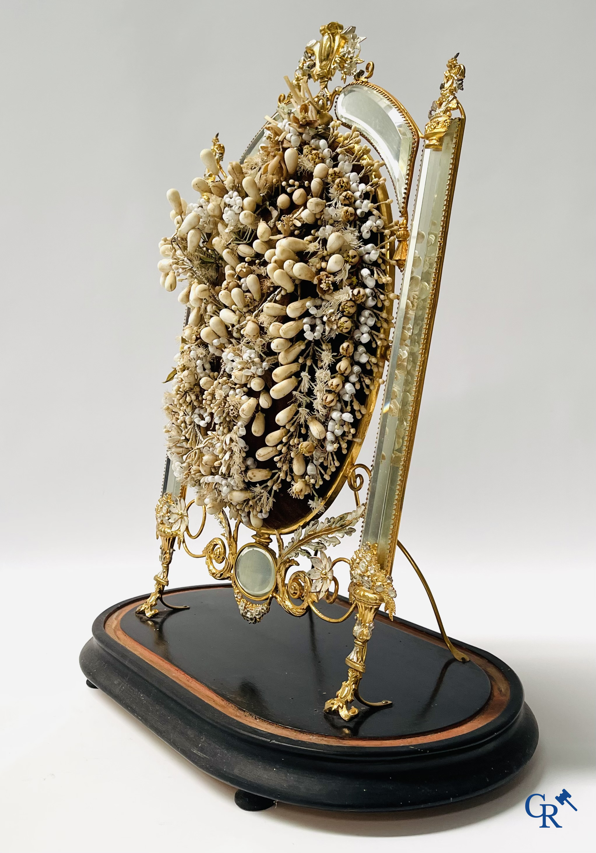Un exceptionnel globe en verre avec un bouquet de mariée. Miroirs en laiton doré et argenté. Vers 1900.