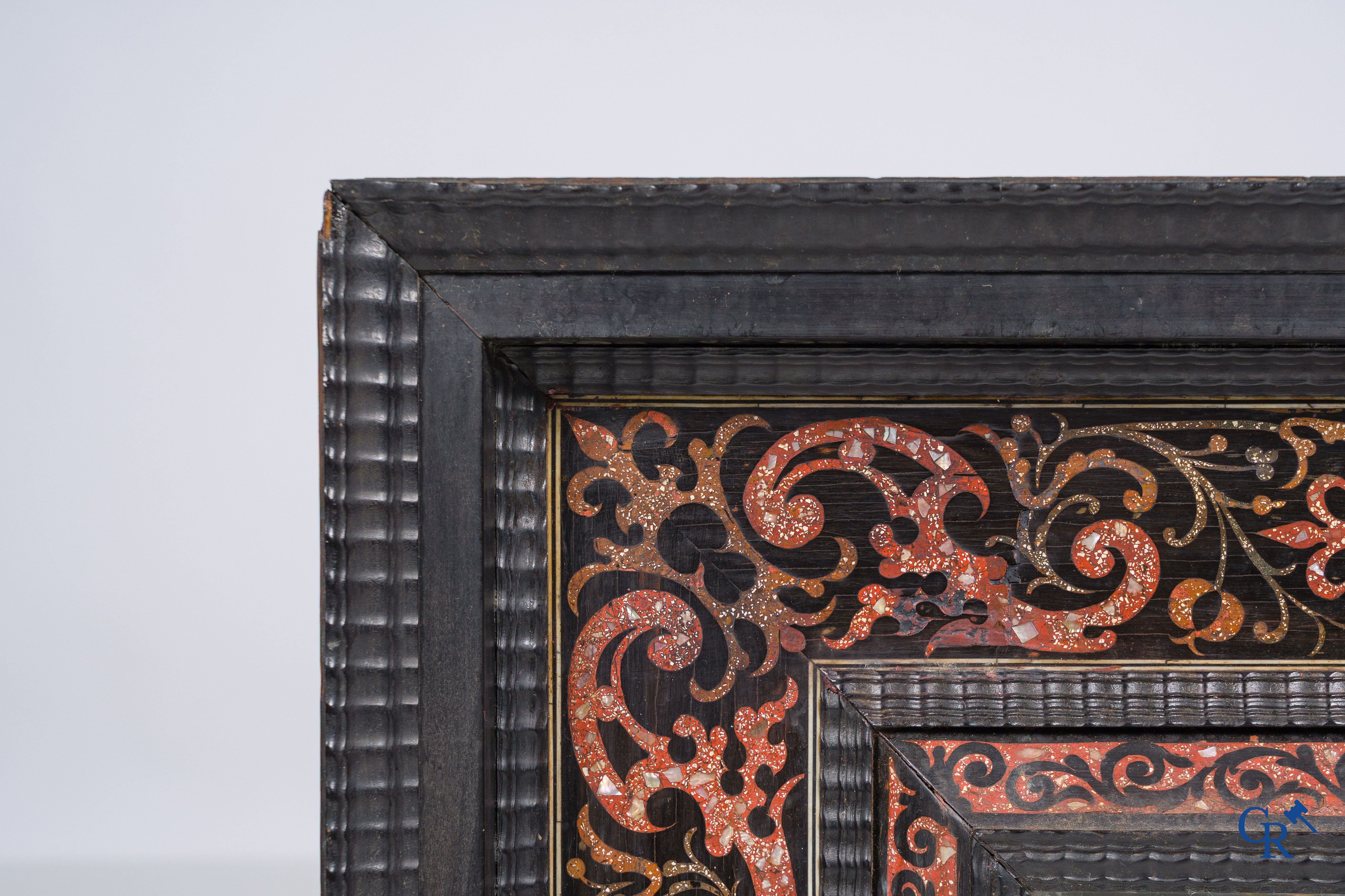 Een spiegel in ebbenhout en inlegwerk. 18e- 19e eeuw.