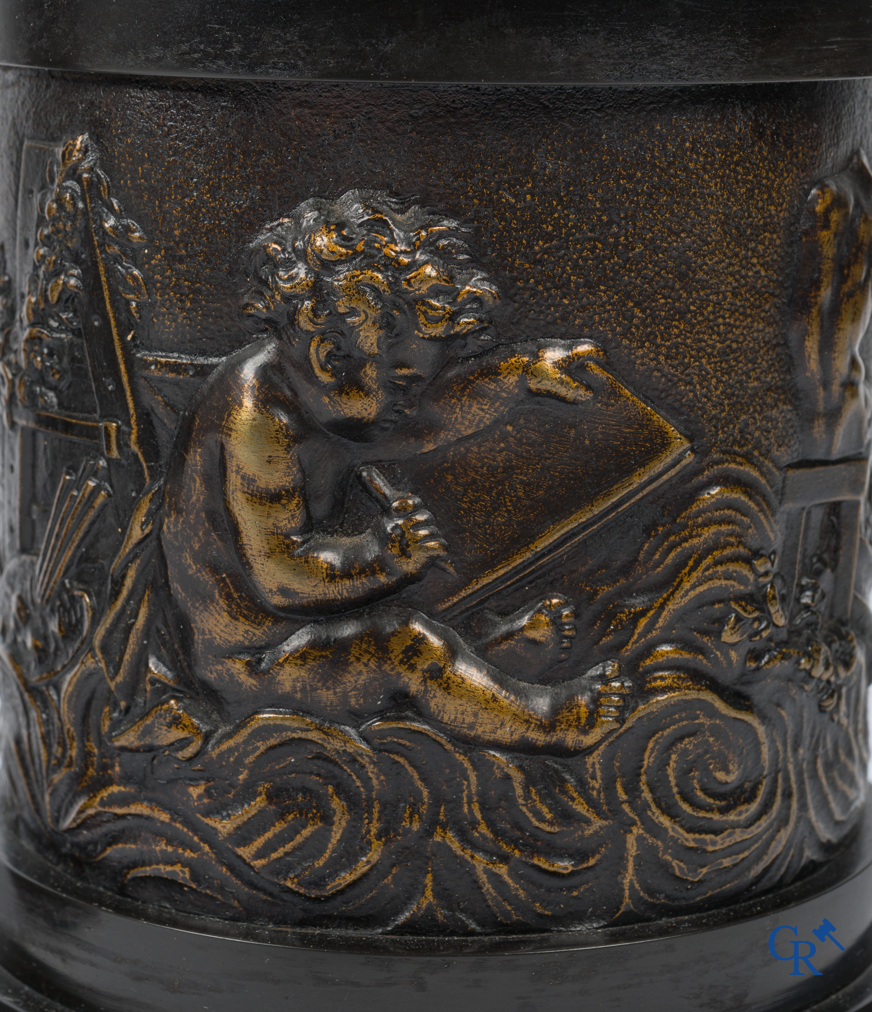 Paire d'importantes statues à l'antique en bronze d'après un modèle de Jean De Bologne.