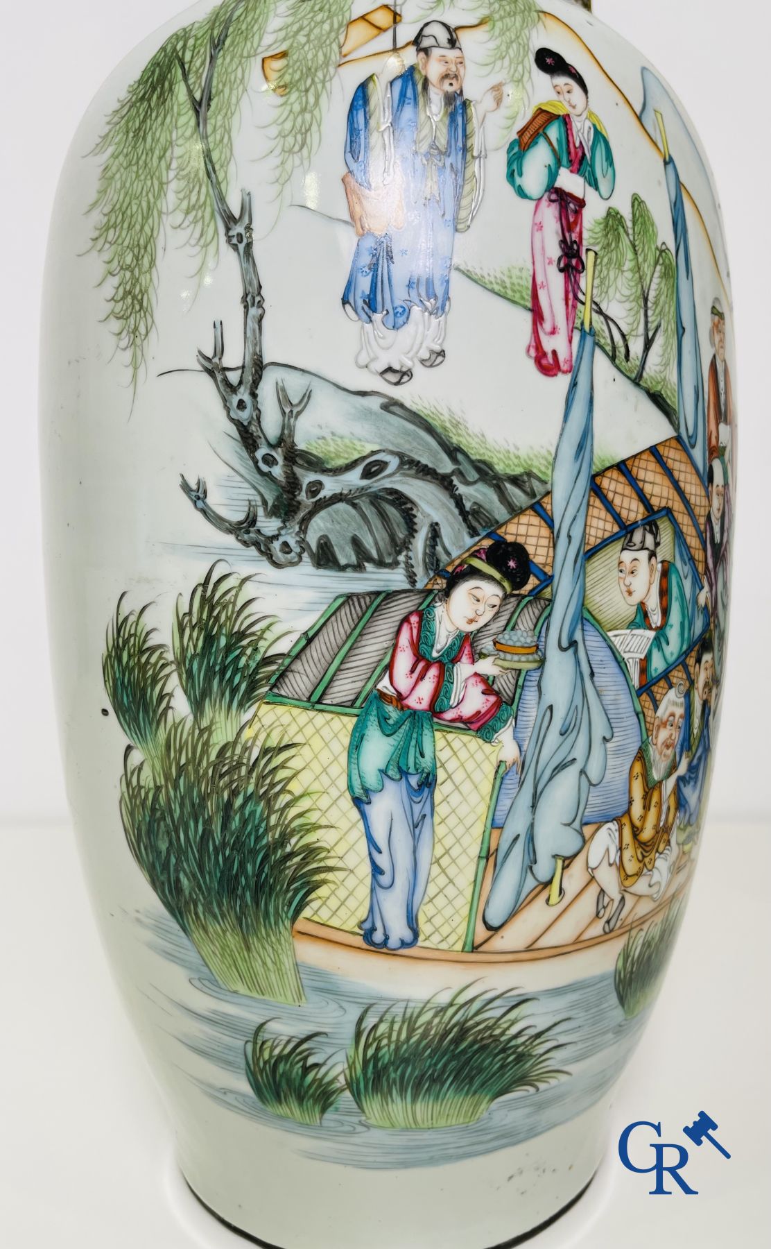 Porcelaine chinoise: Une paire de vases chinois au double décor.