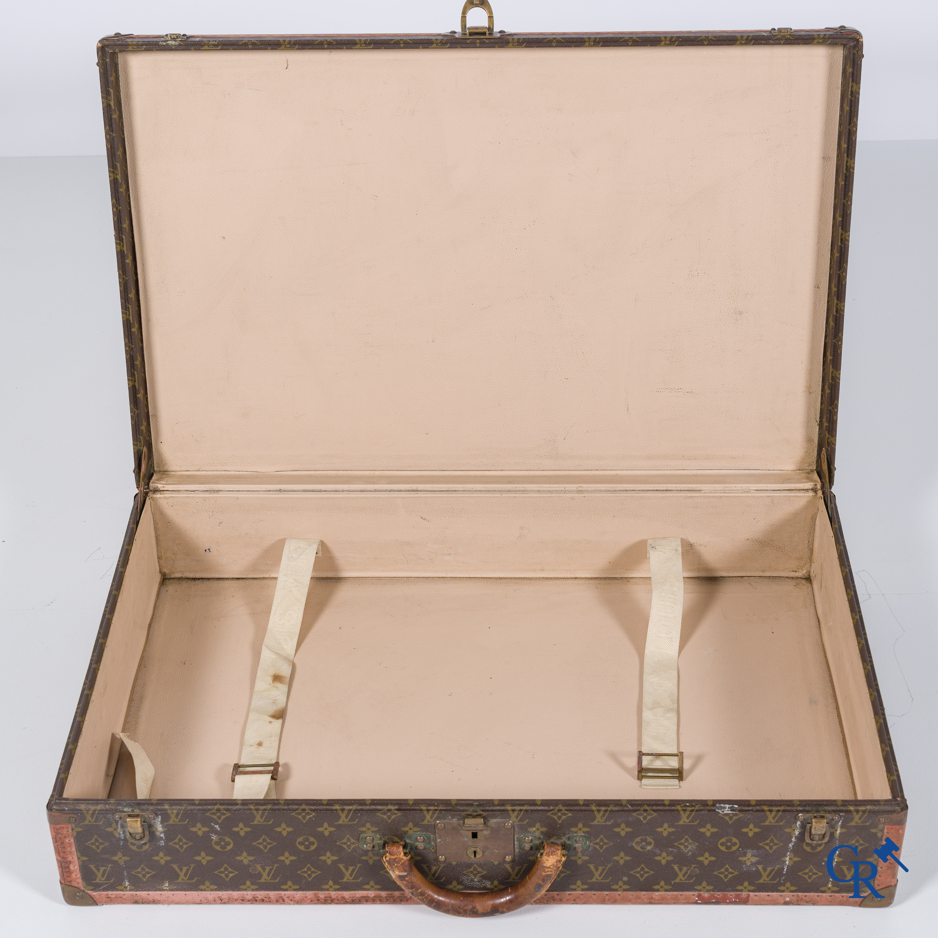 Louis Vuitton, 2 suitcases of which 1 with a label Av. Marceau 78 bis Paris and numbered 982010.