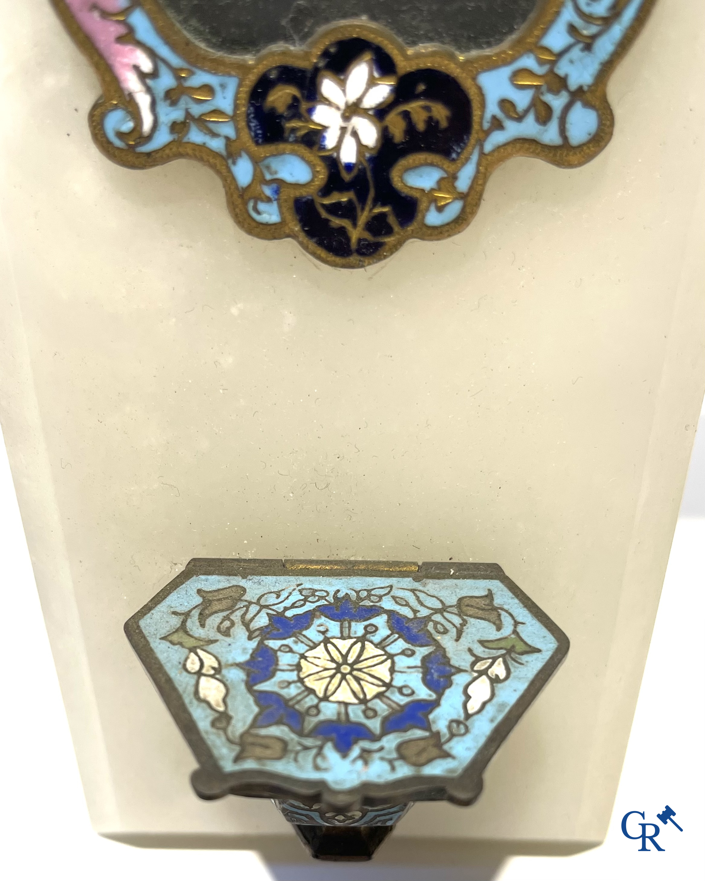 Objets religieux, 2 benitiers en bronze et cloisonné et une statue en albâtre du cœur sacré. XIXe siècle.