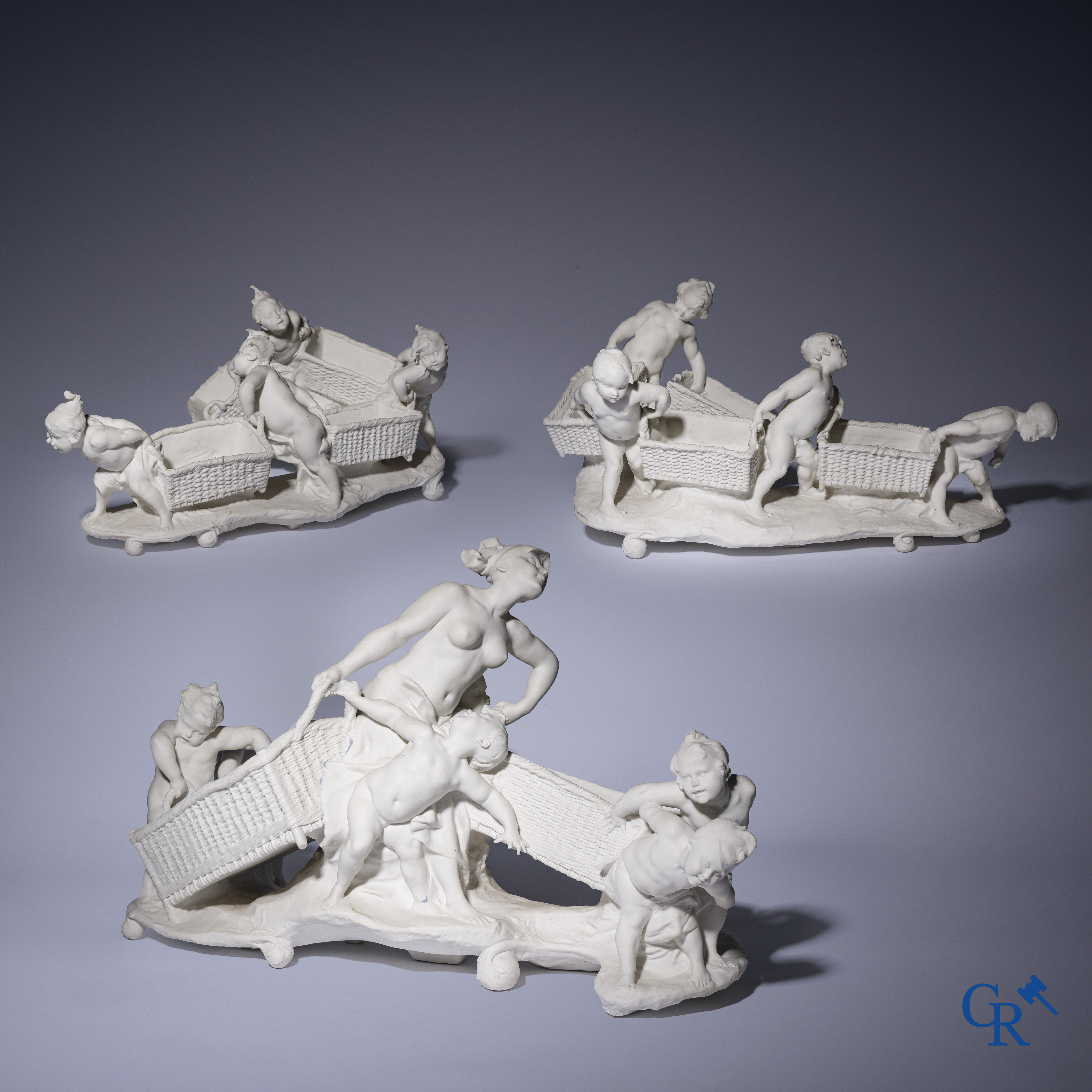 Jules Cheret (1836-1932) & Manufacture de Sèvres. Uitzonderlijk 3-delige Milieu de table, "Farandole d'amours".