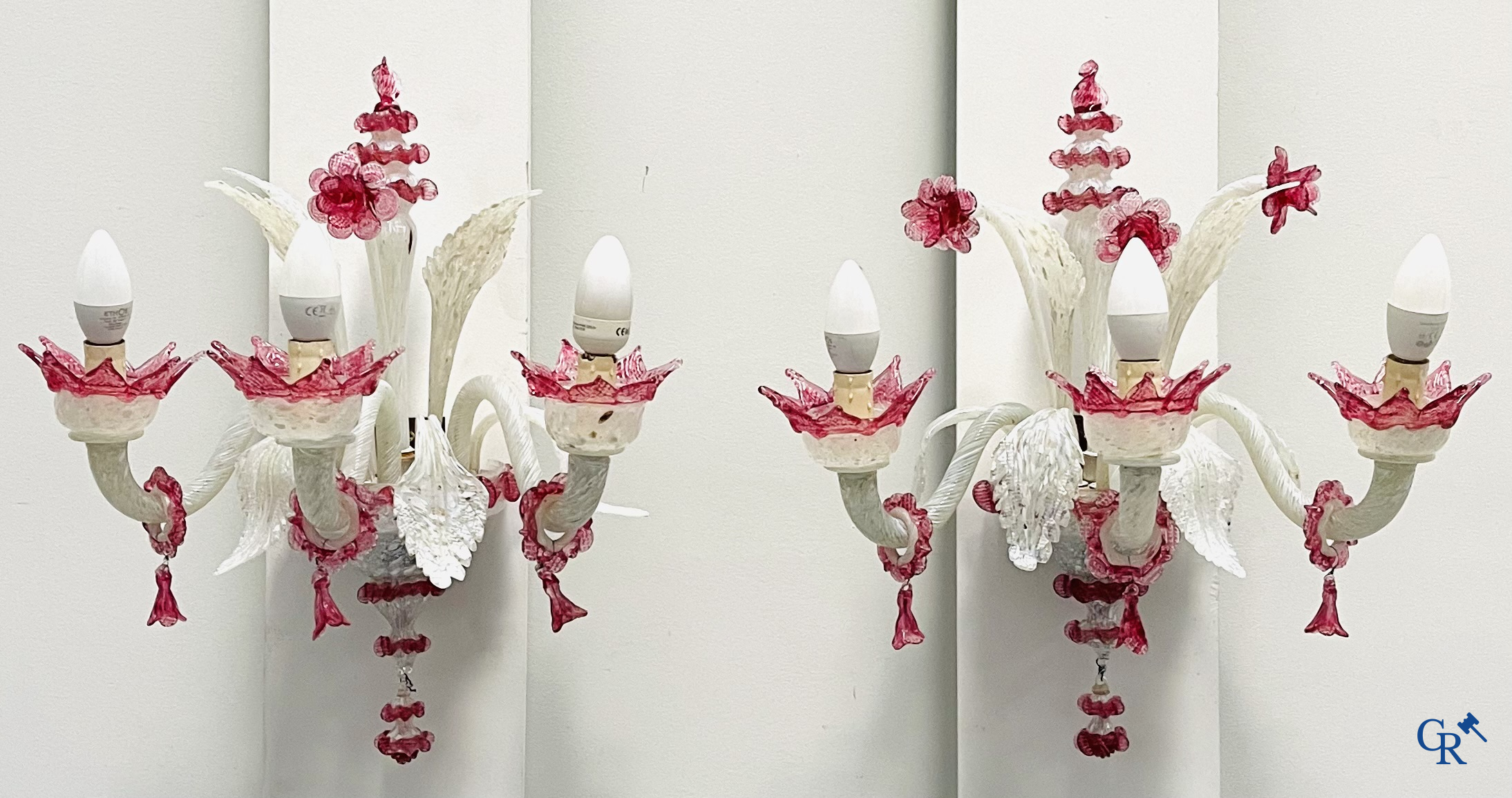 Un lot d'une lampe de table vénitienne, une paire de grandes appliques en verre vénitien et un plafonnier en Murano.