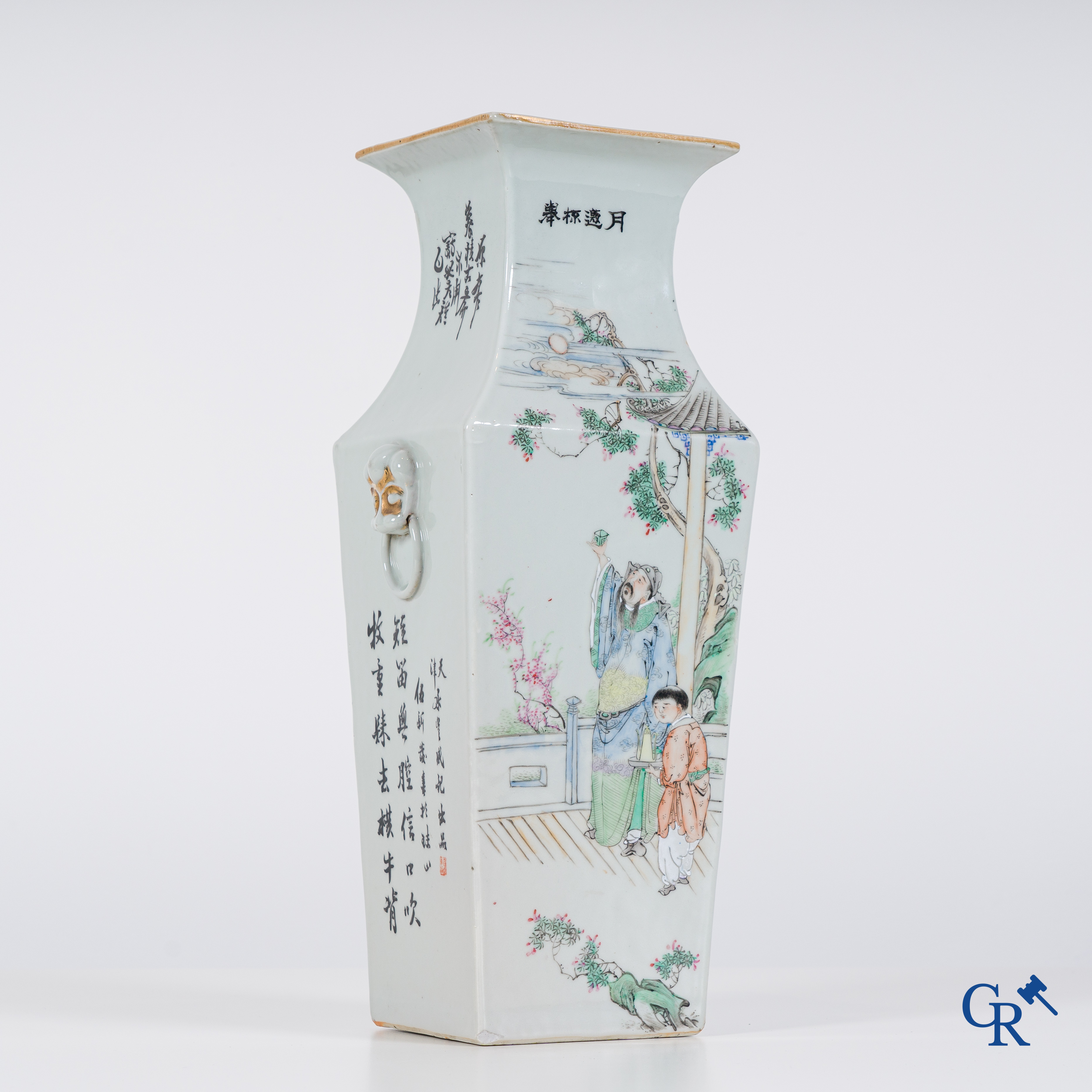 Art Asiatique, porcelaine chinoise, un vase carré chinois avec des personages et un buffle d'eau. Signé.