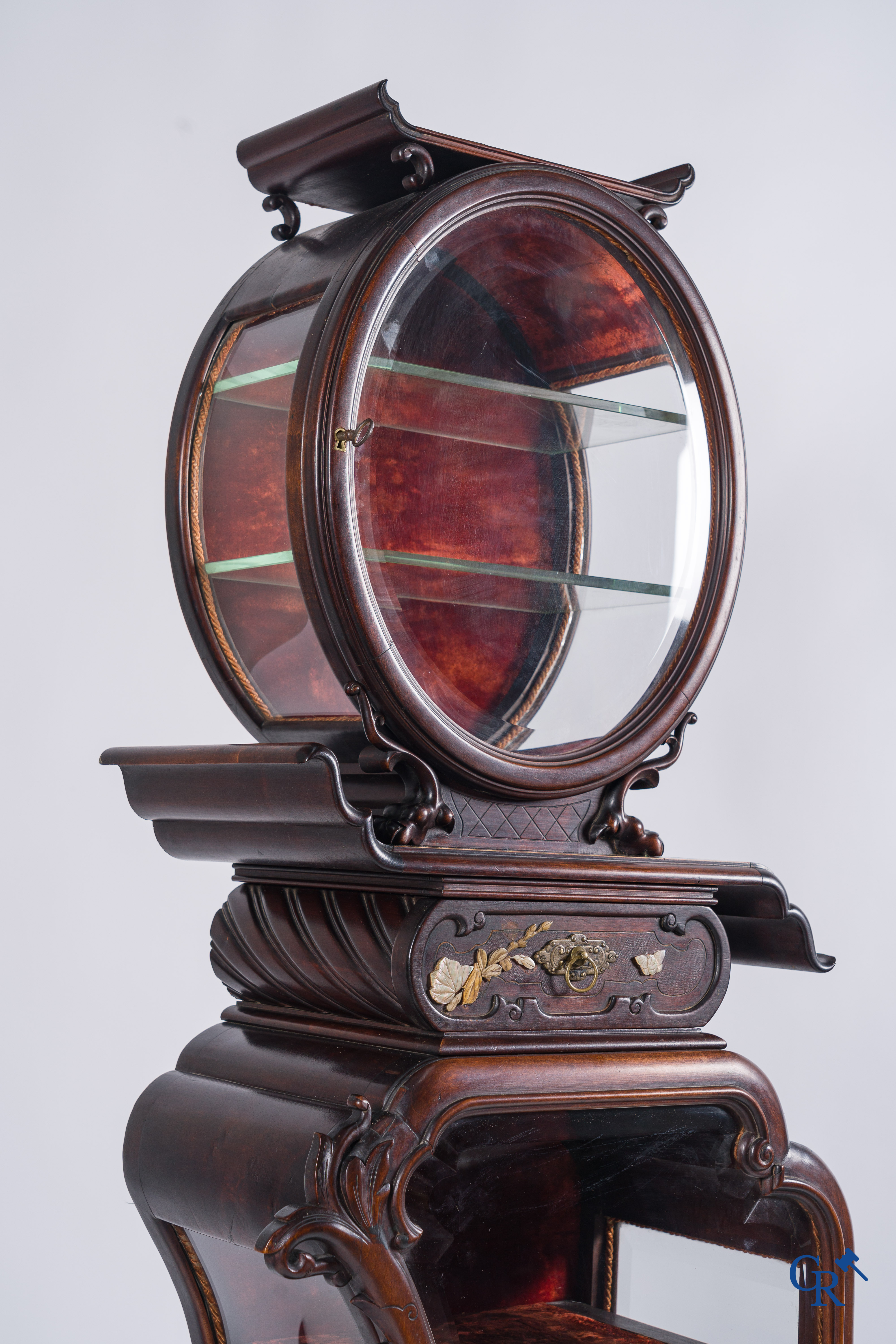 In the manner of Gabriel Viardot. A display cabinet in Japanese style with bronze fittings. Paris work, late 19th century.