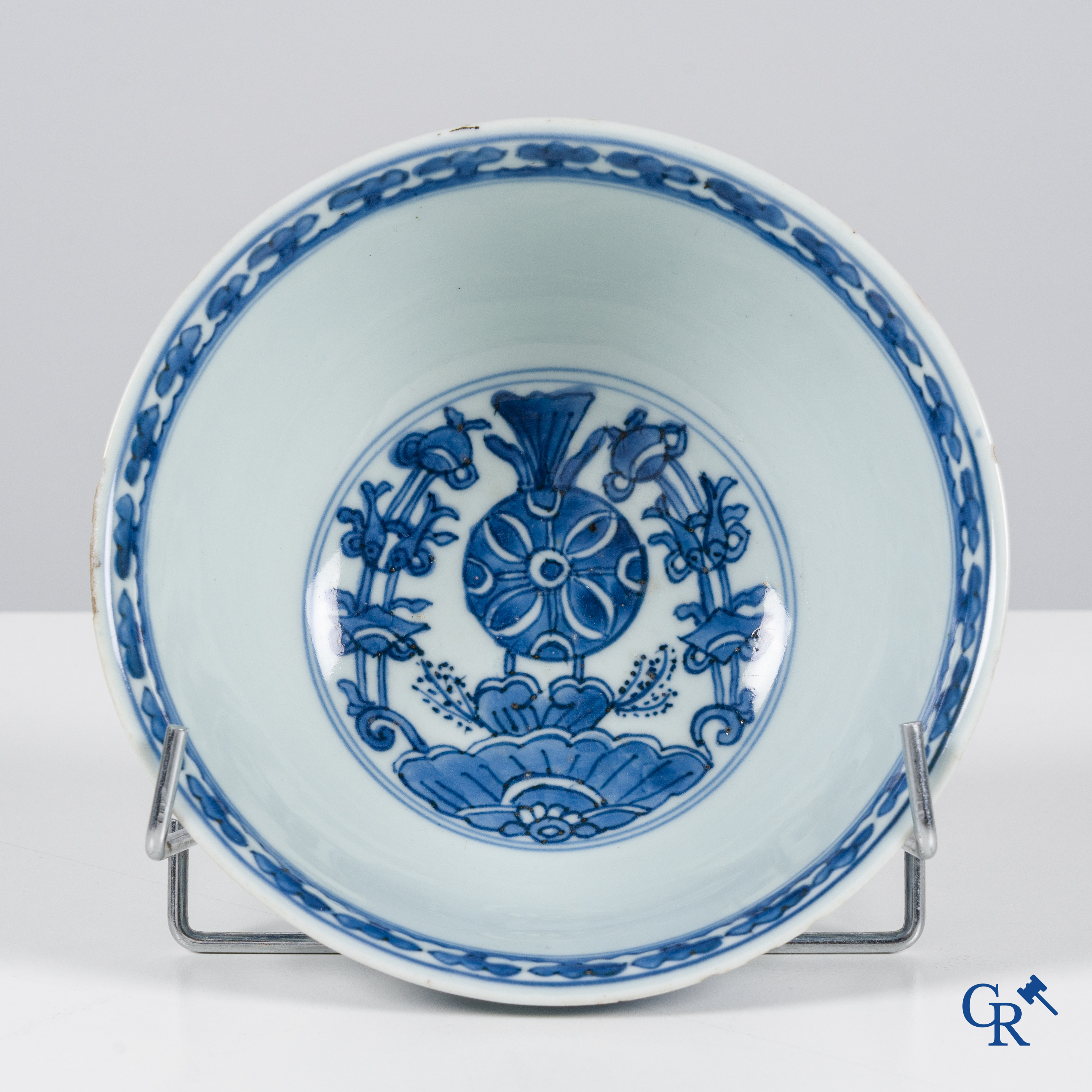 Art Asiatique: Porcelaine chinoise, 5 pièces en porcelaine bleue et blanc. 18ème siècle.