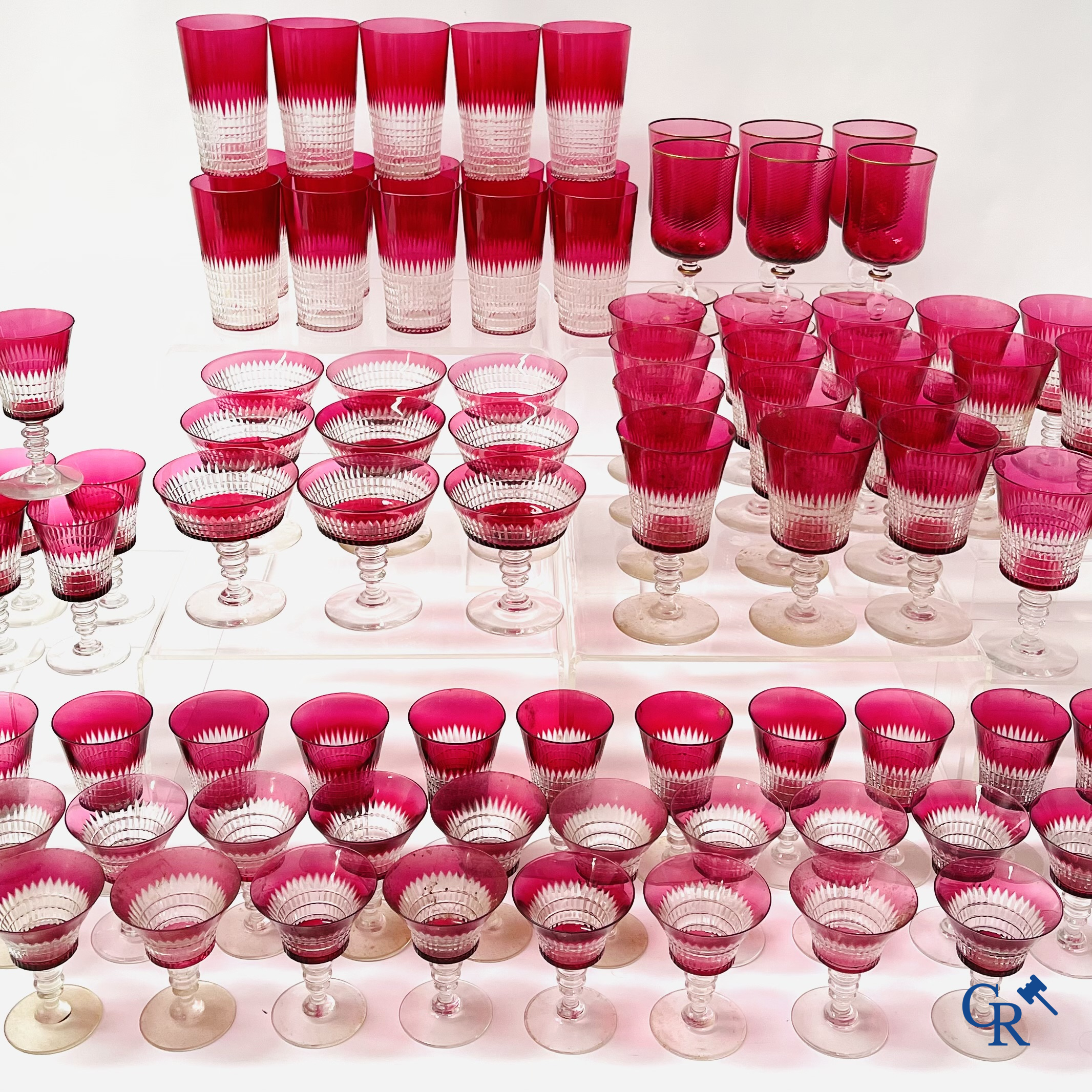 Een uitgebreid servies in rood geslepen kristal, hoogstwaarschijnlijk Val Saint Lambert.