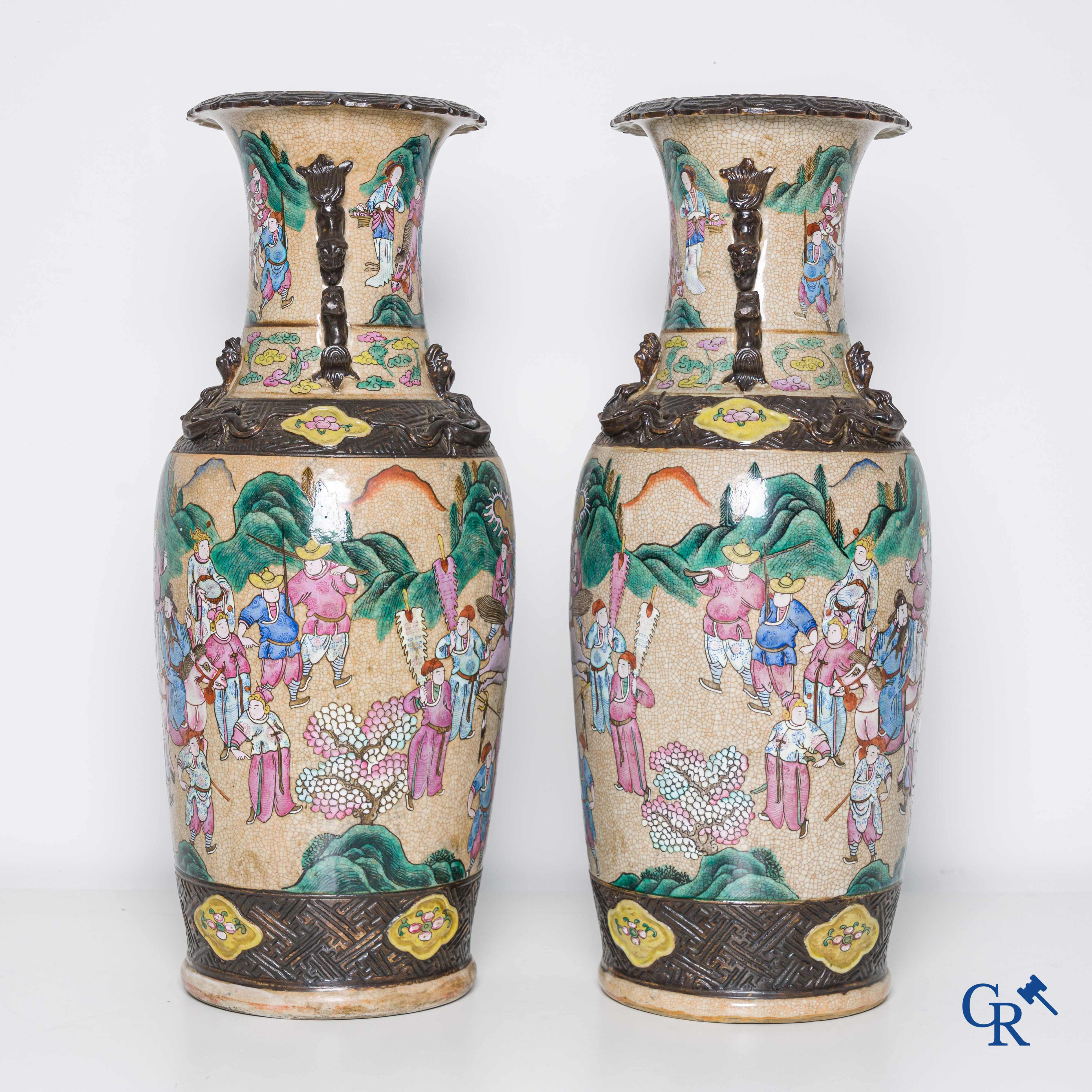 Asian Art, Chinese porcelain, a pair of Nanking vases with a scene of warriors.