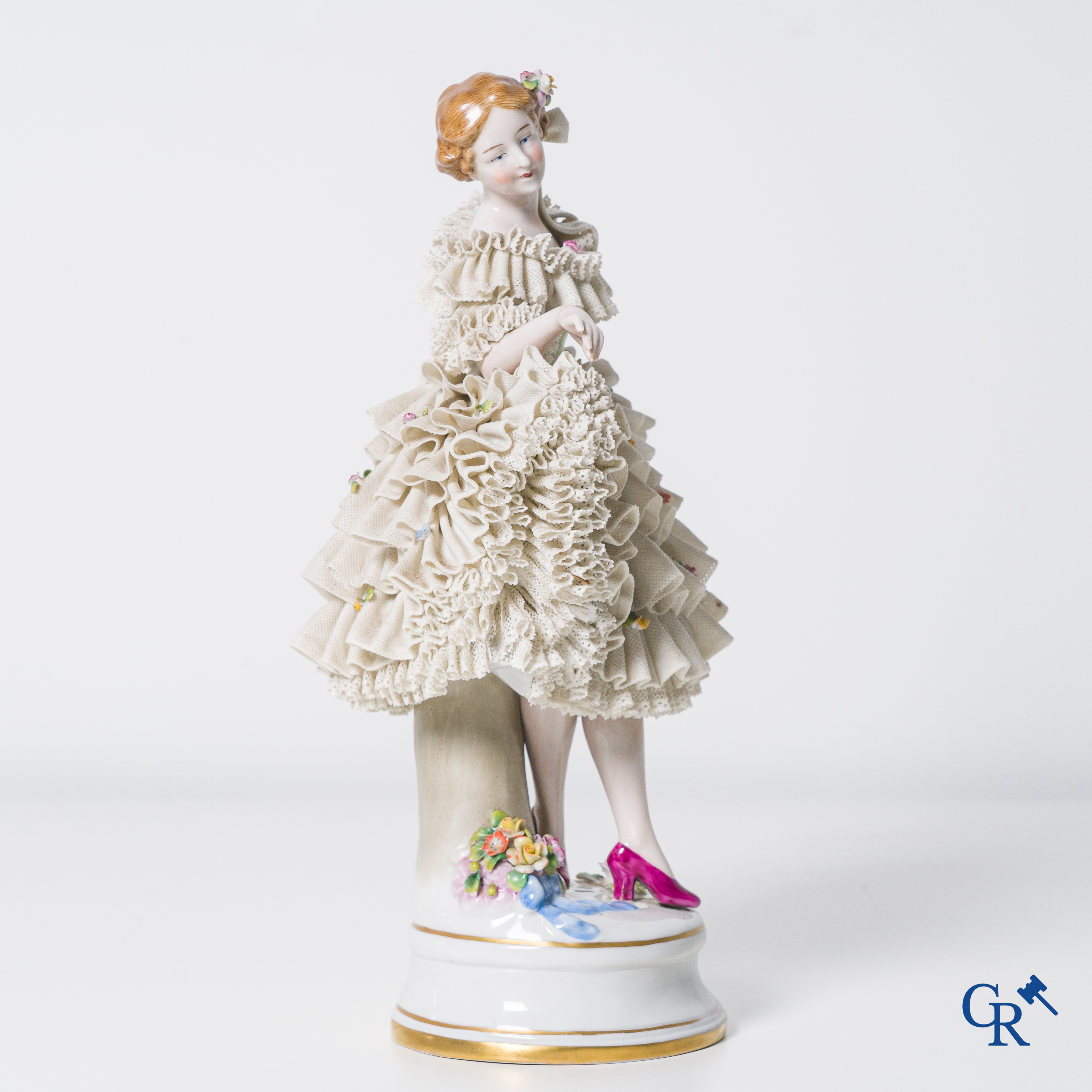 Porcelaine européenne: Sitzendorf, Saalfeld-Rudolstadt. Grande danseuse en porcelaine en dentelle. Marquée.