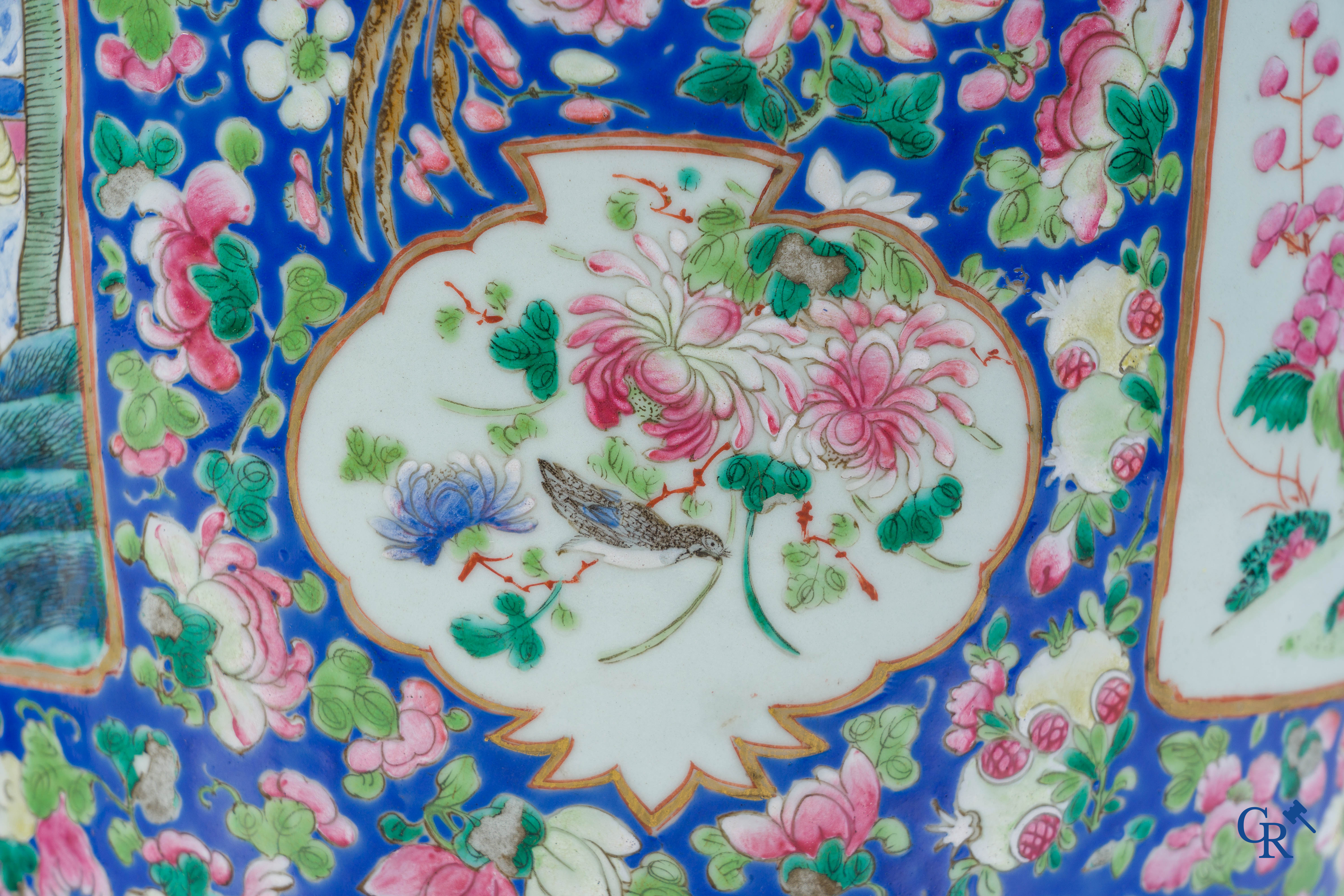 Art Asiatique: Porcelaine chinoise. Une paire d'importantes vases chinois avec un décor famille rose. Chine 19ème siècle.