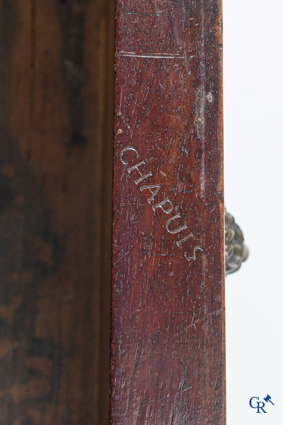 Chapuis, een mahonie houten herenkaptafel en dames toilettafel met geciseleerde bronzen. Empire, circa 1810.