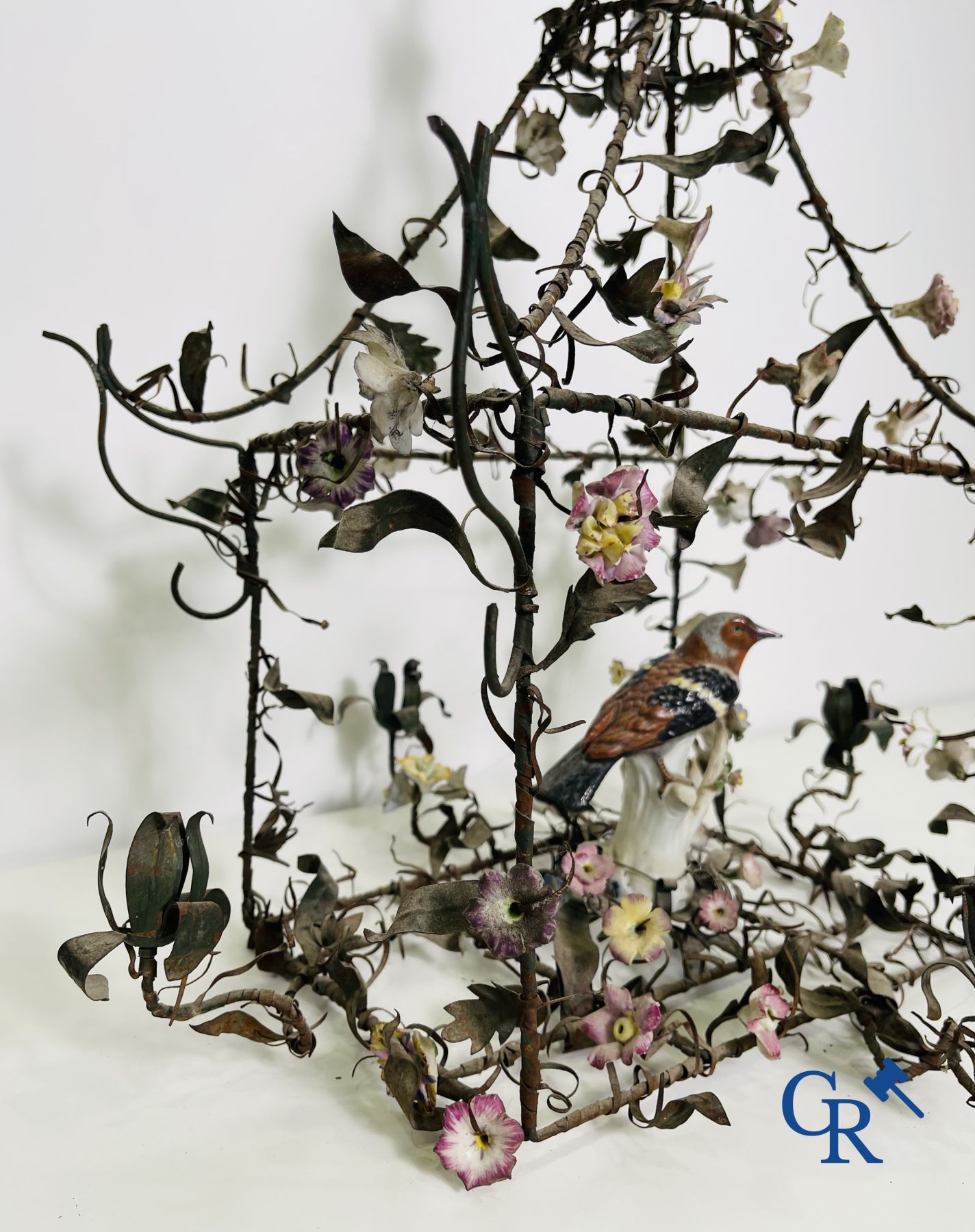 Chandelier with porcelain flowers and a bird in the manner of Meissen or Sèvres. 19th century.