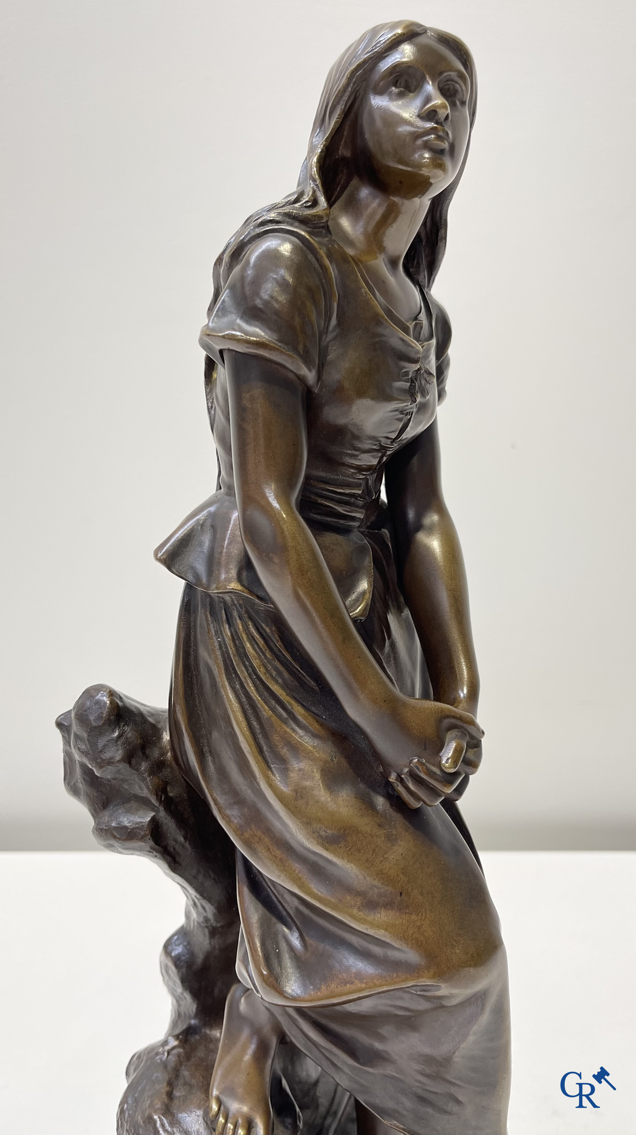 Eugène Laurent (1832-1898), zittende dame en Halfdan Hertzberg (1857-1890) "le siffleur". 2 bronzen beelden, gesigneerd.