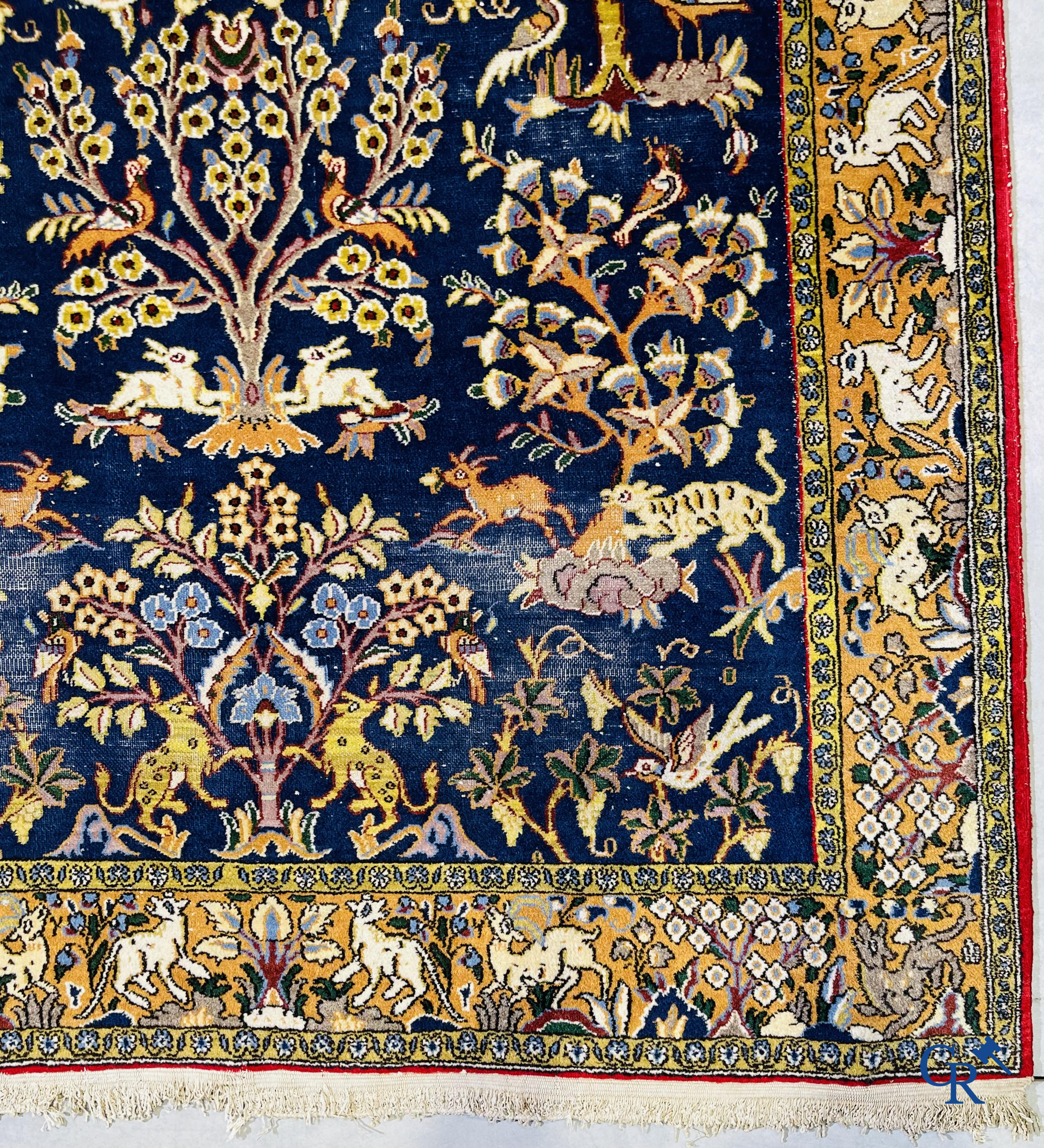 Tapis d'orient: Iran, tapis persan noué à la main avec un décor d'animaux de la forêt.