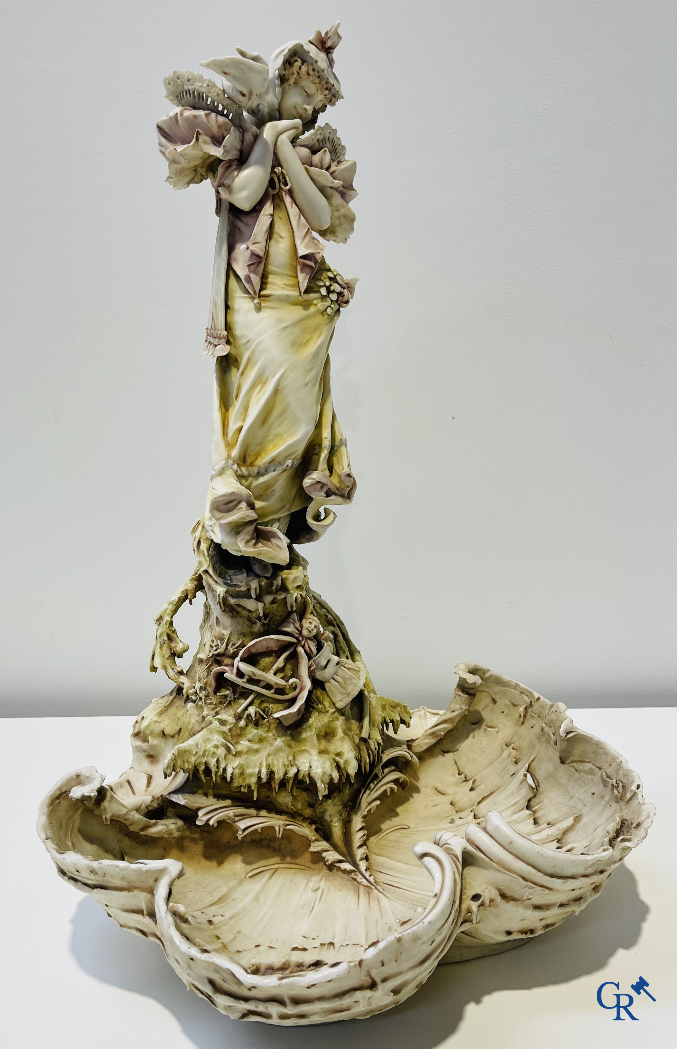 Turn Teplitz Bohemia, grand vide poche en porcelaine autrichien.<br />
Période Art nouveau.