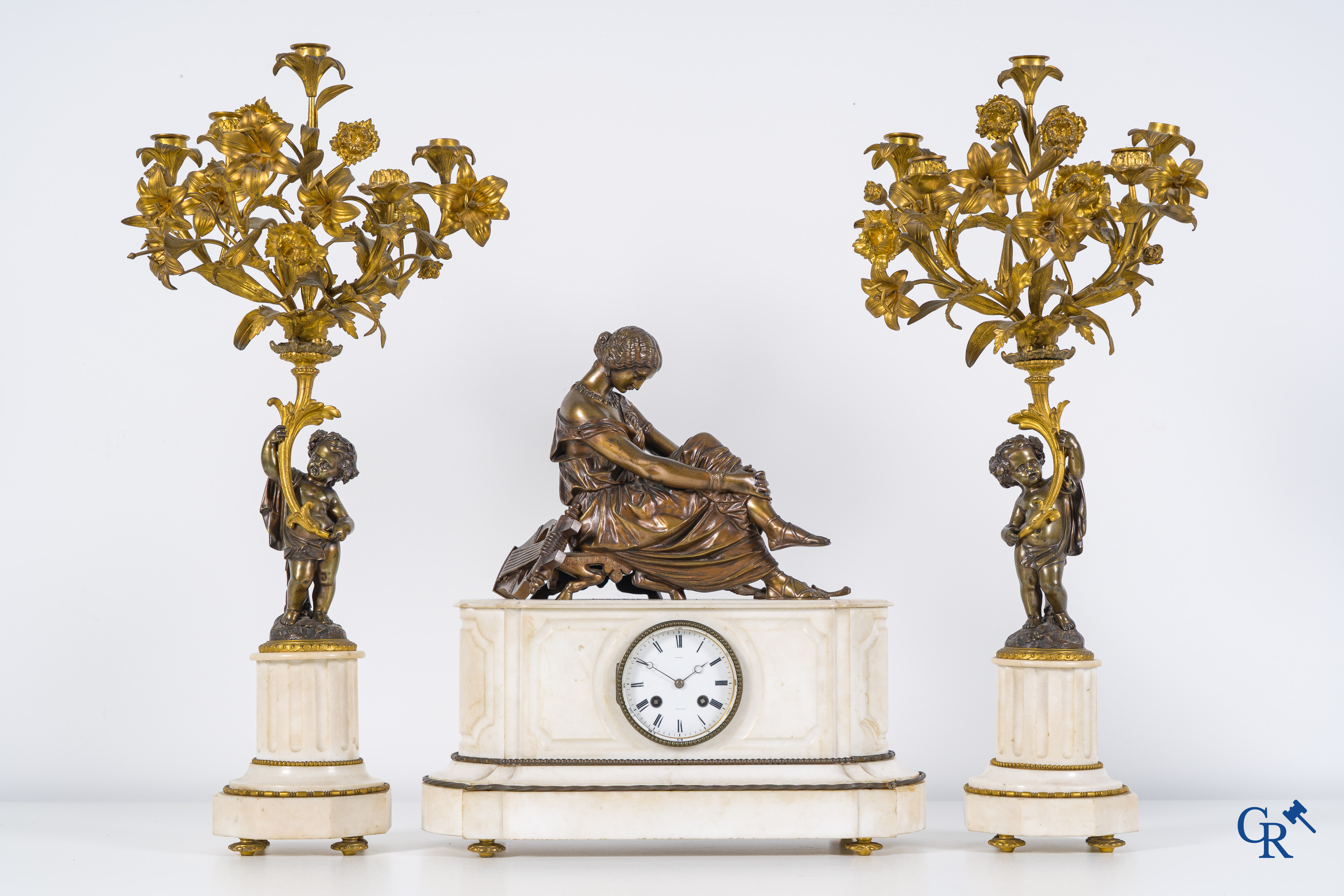 Garniture de cheminée en marbre et bronze signée J. Pradier, Susse fondeur et Demeur Horloger du Roi.