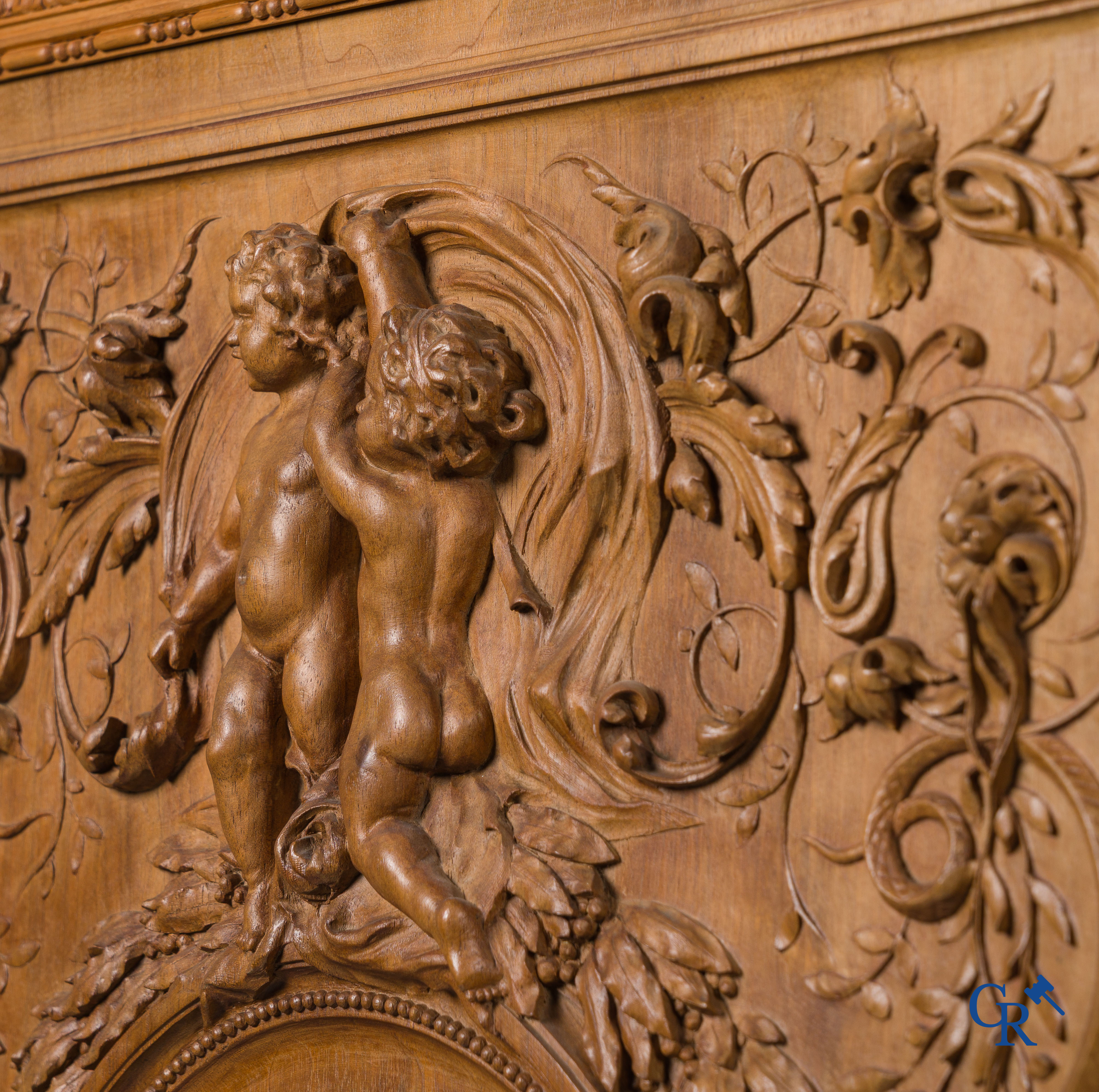 Cazanave Frères à Carcassonne. Een rijkelijk en fijn gesculpteerd meubel in LXVI-stijl met medaillon.