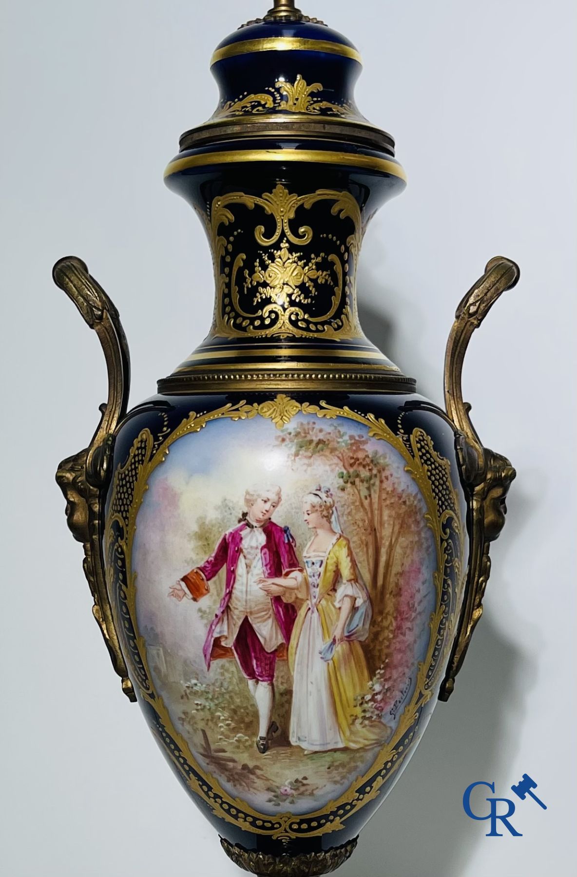 Porcelaine: Sèvres: Paire de vases, en porcelaine de Sèvres montés en bronze.