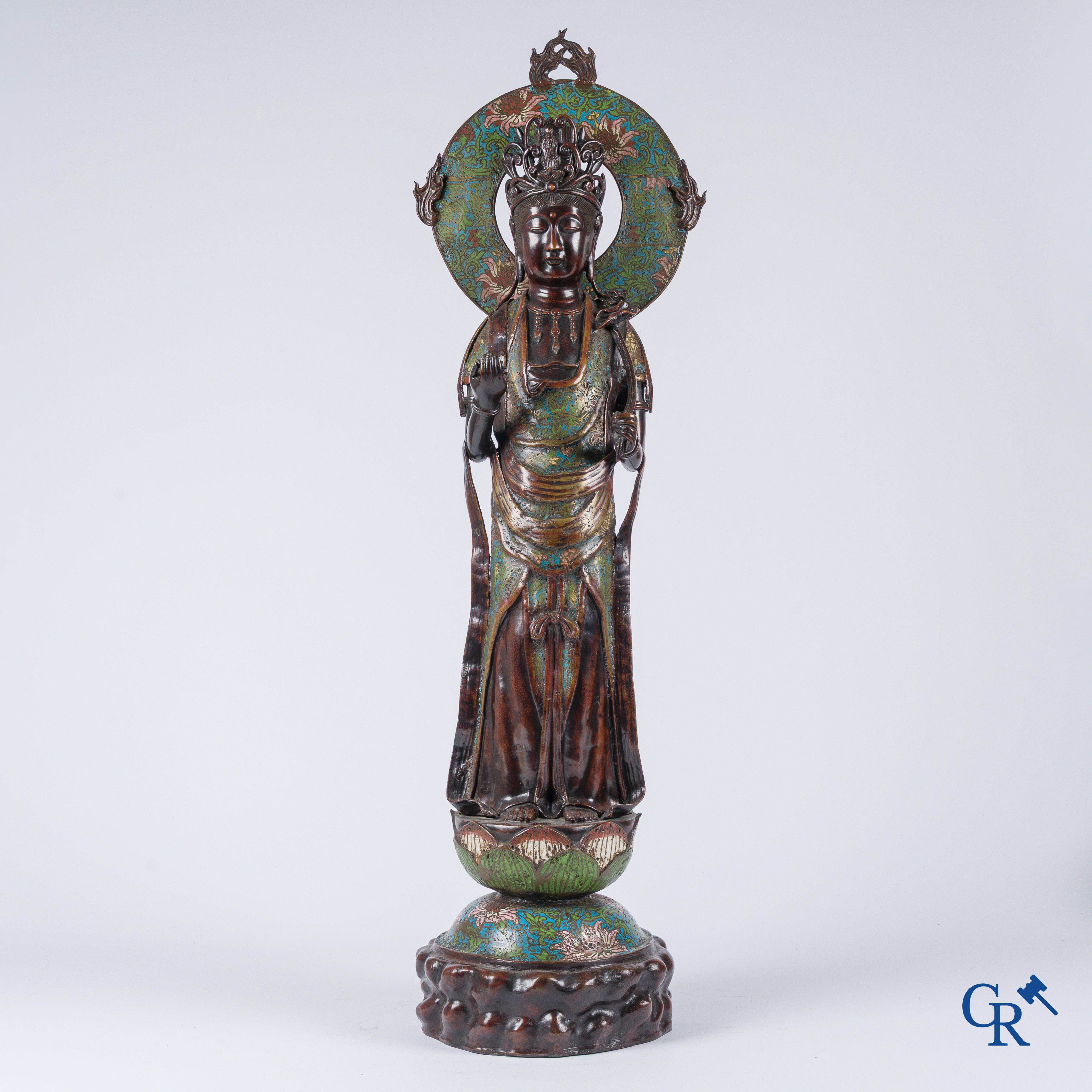 Aziatica, een grote Japanse champlevé bronzen figuur van een staande Guanyin. 19de eeuw.